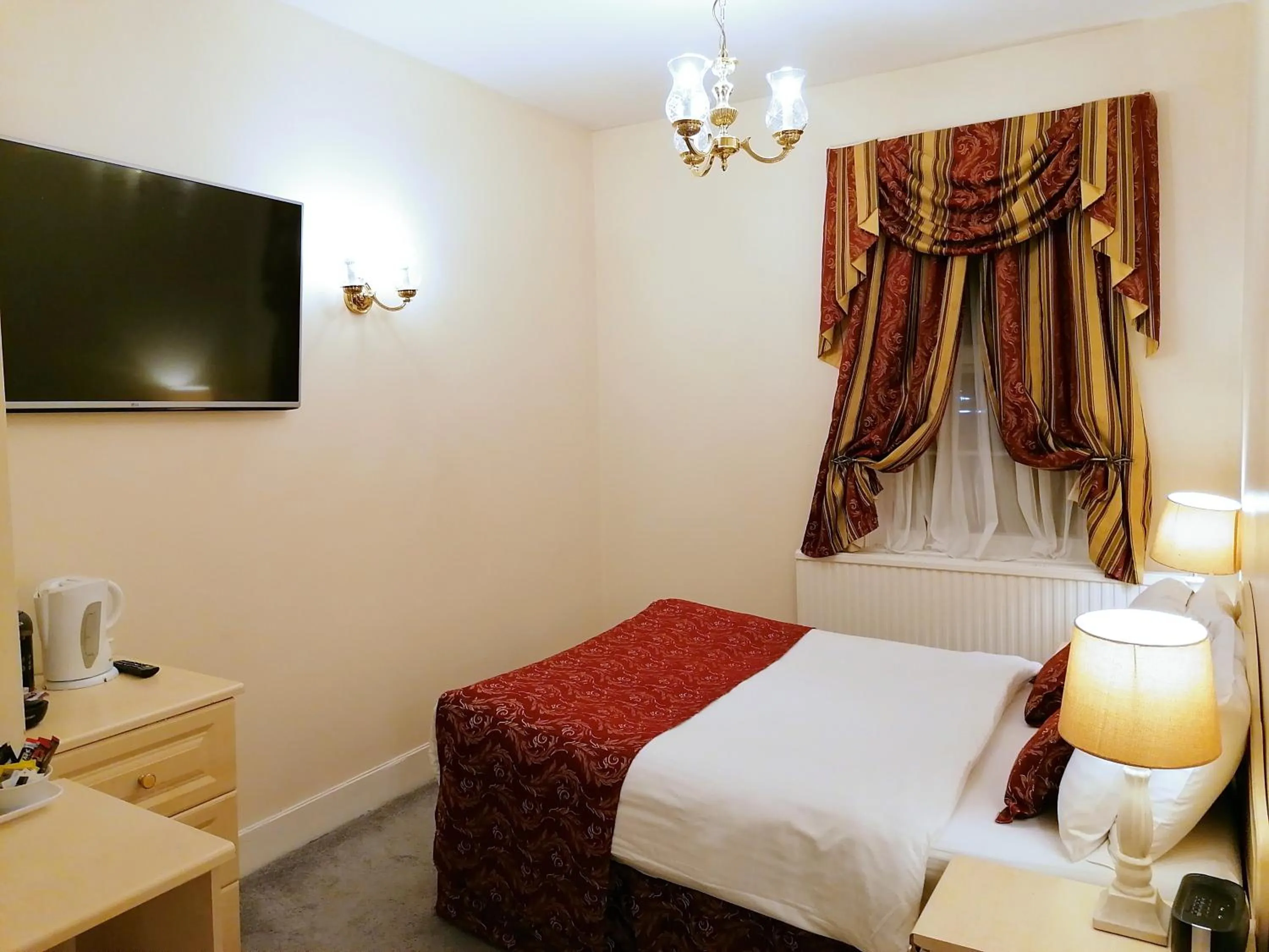 Bedroom, Bed in The Gordon House Hotel