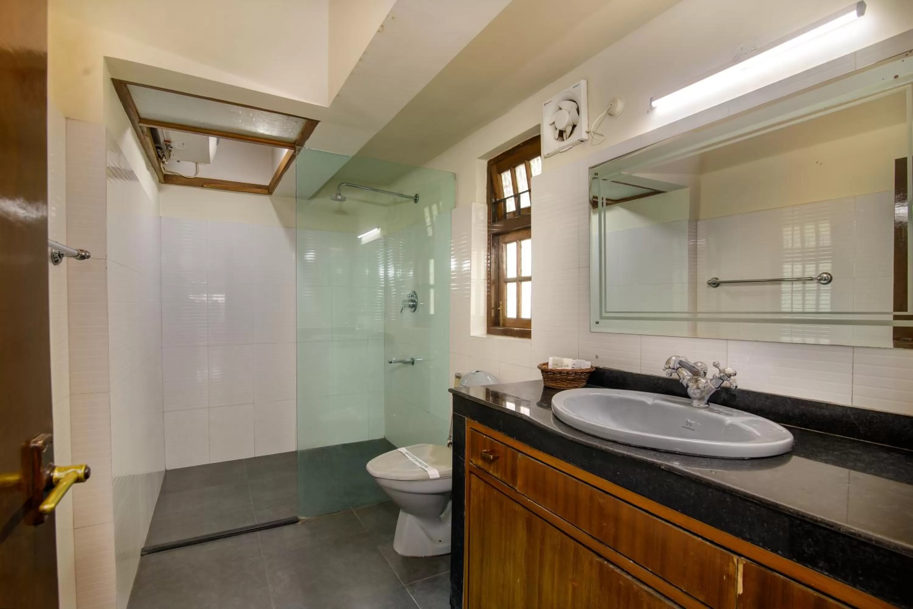 Bathroom in Muscatel Yavachi - 400 Mts from MG Marg