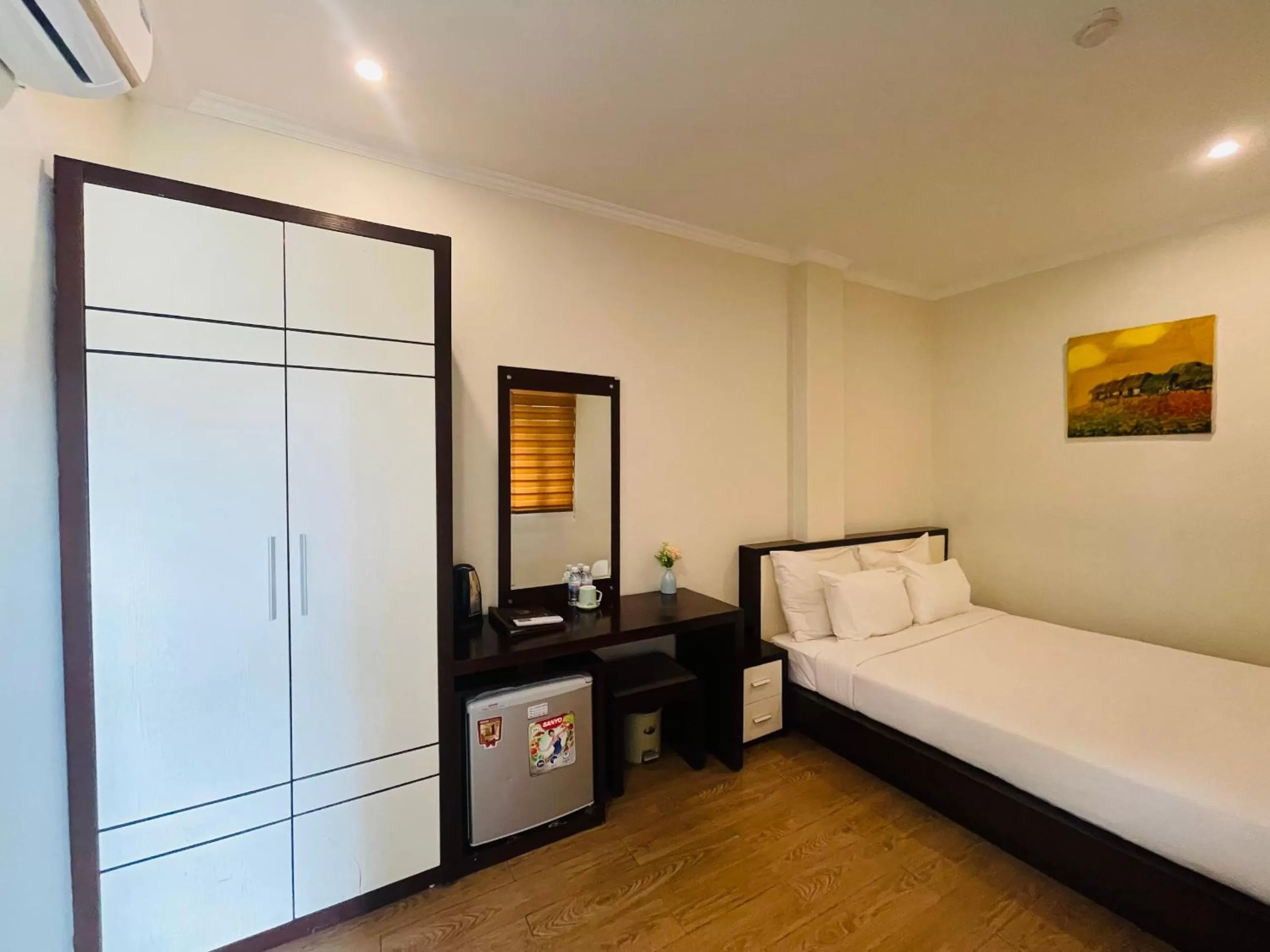 Property building, Bed in Rising Dragon Hotel