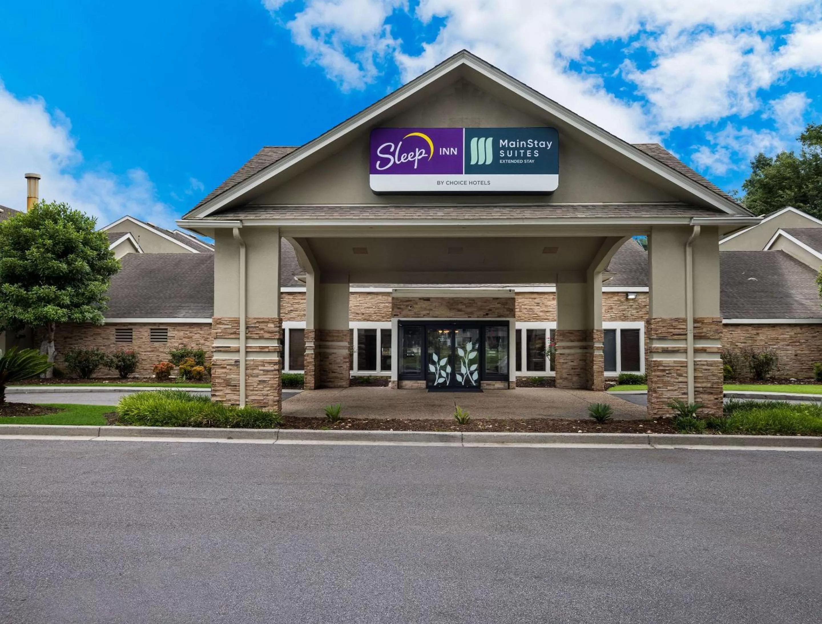 Property building in MainStay Suites Savannah Midtown