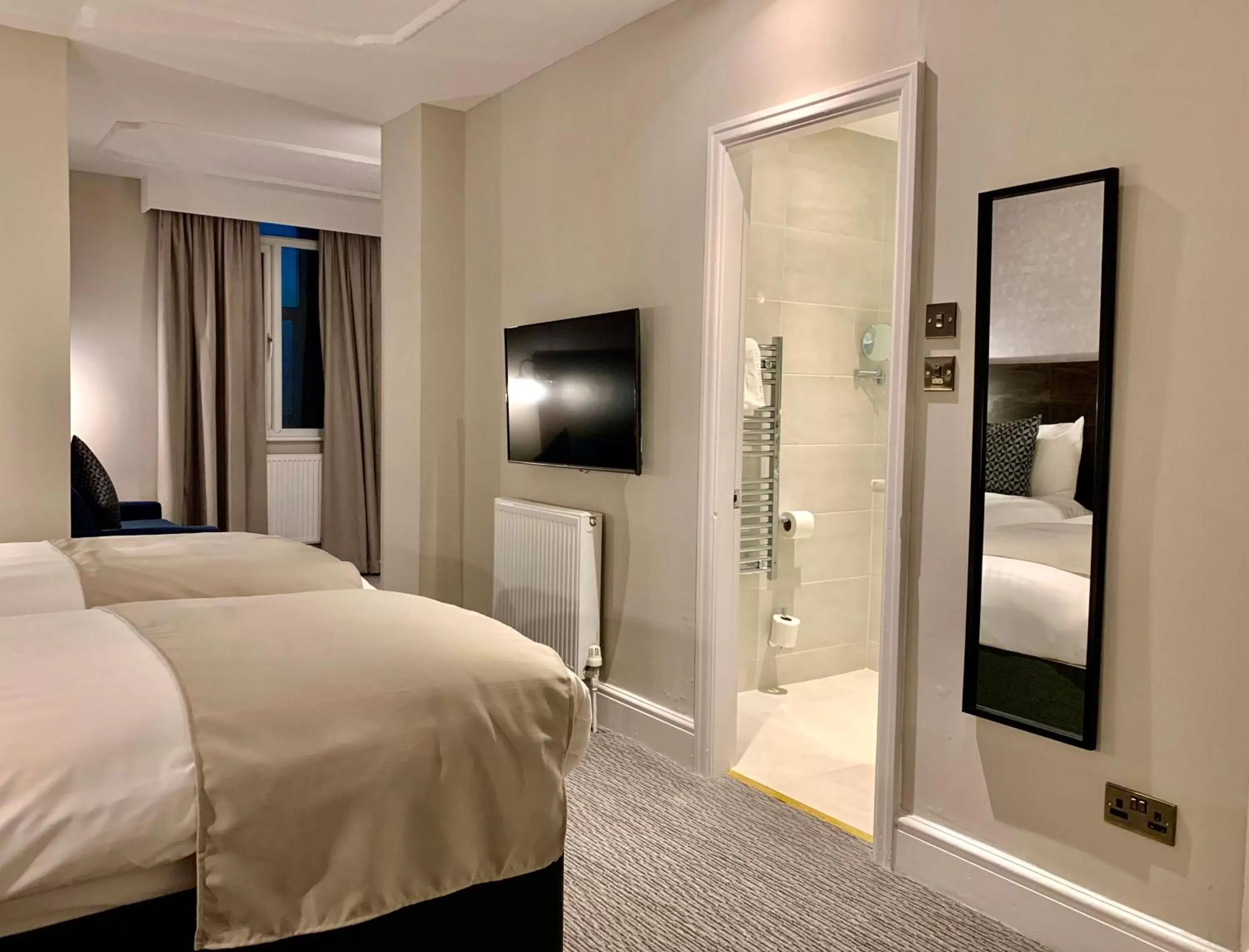 TV and multimedia, Bed in Trafford Hall Hotel Manchester, Trademark Collection by Wyndham