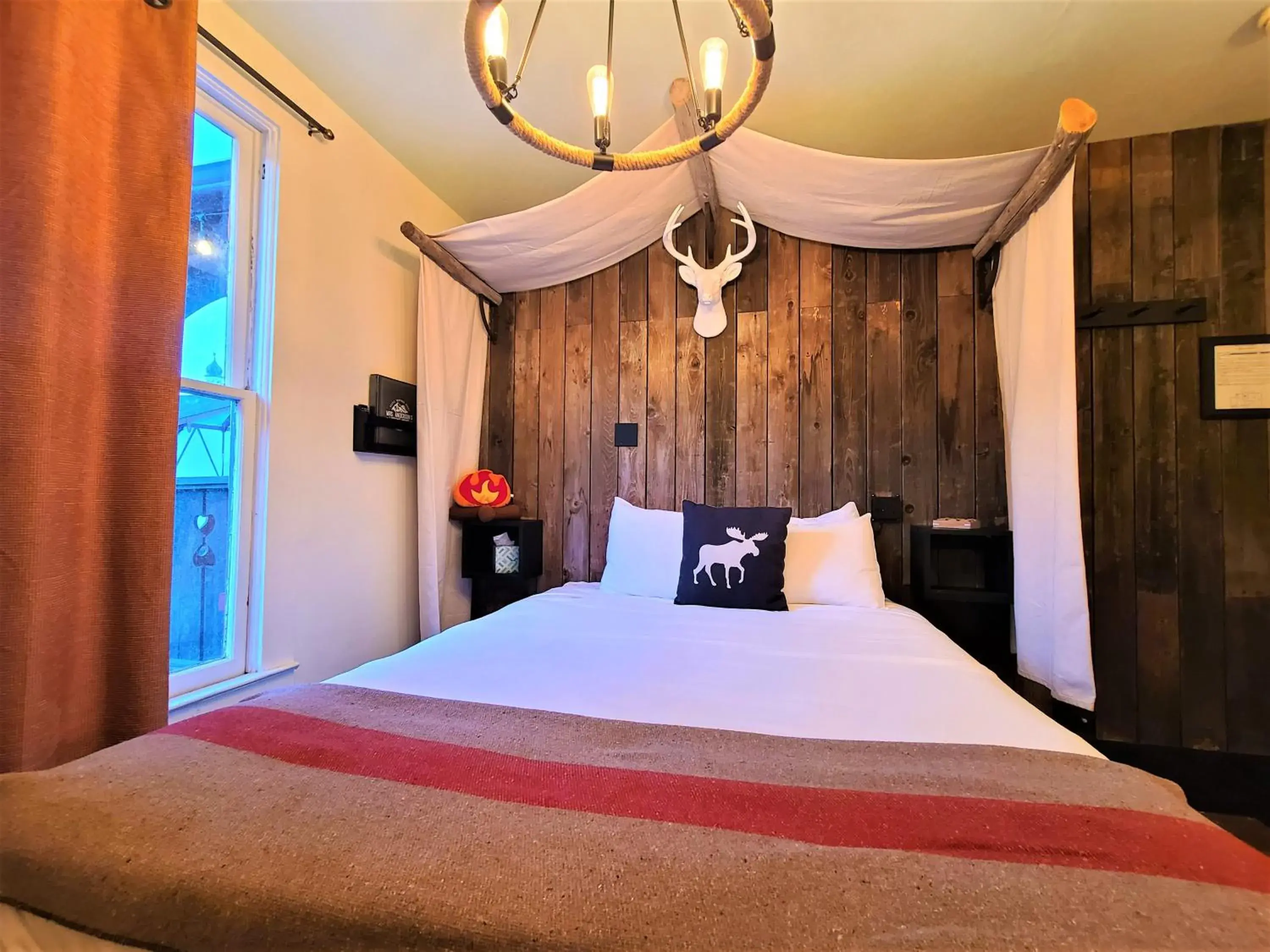 Queen Room with Shared Bathroom in Mrs. Anderson's Lodging Queen Room with Shared Bathroom in Mrs. Anderson's Lodging