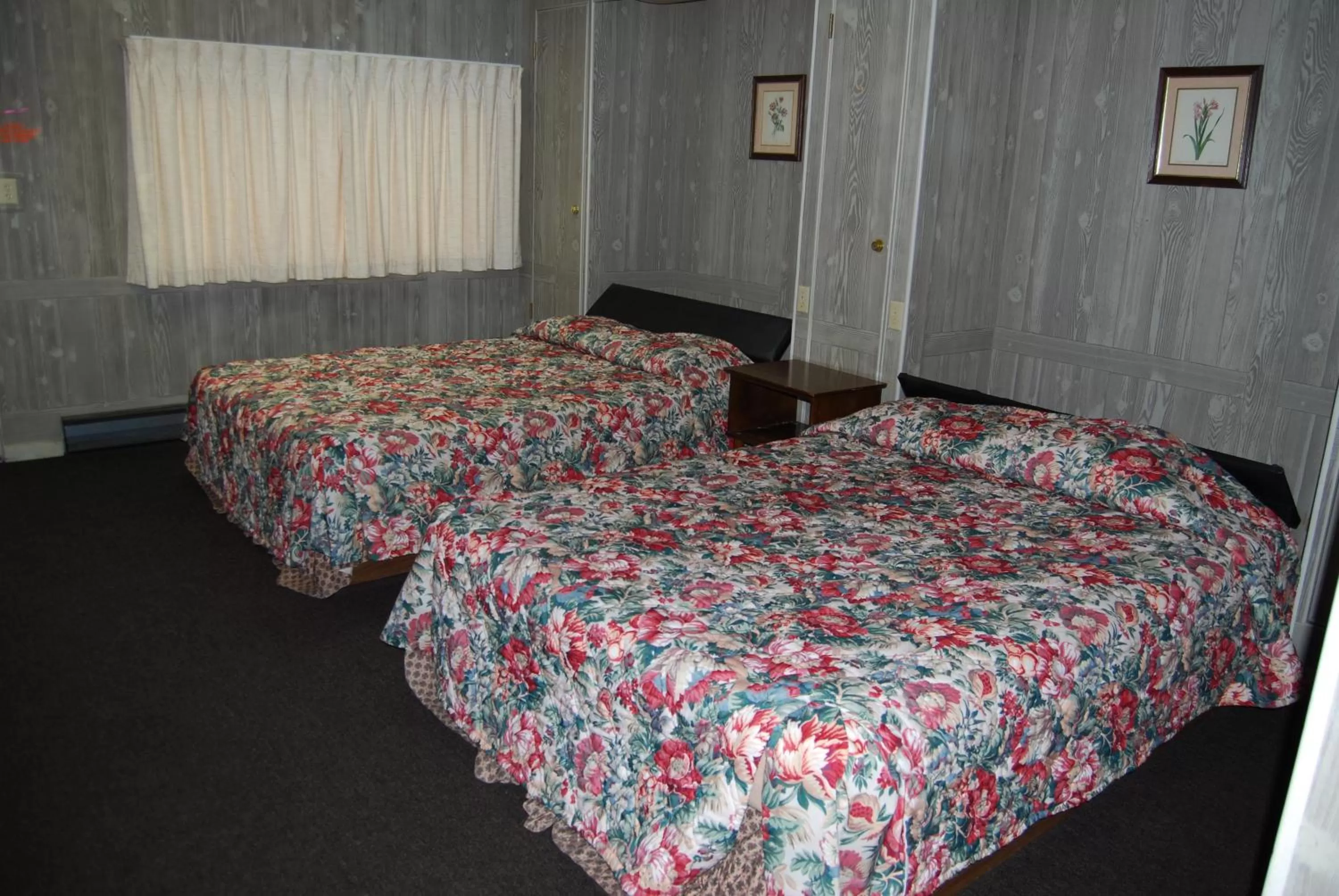 Bed in Budget Host Exit 254 Inn