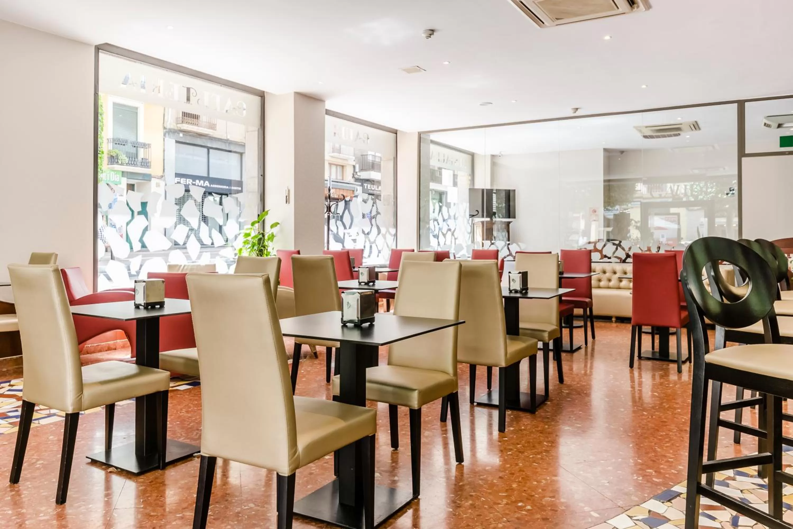 Restaurant/places to eat in Hotel Gaudi