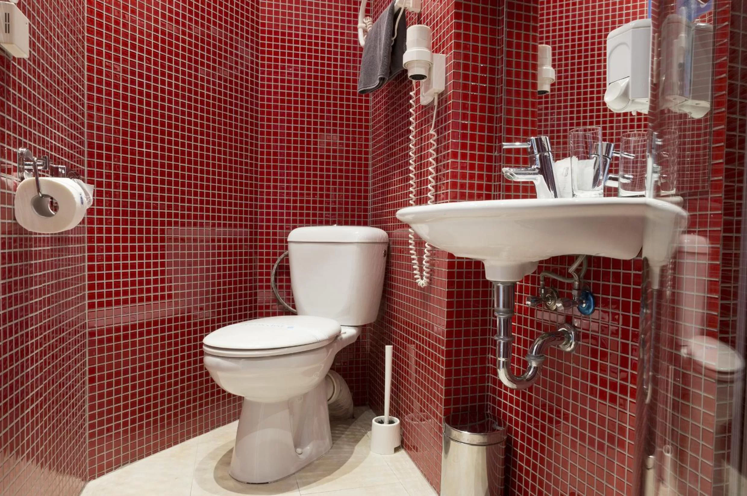 Toilet in Royal Court Hotel