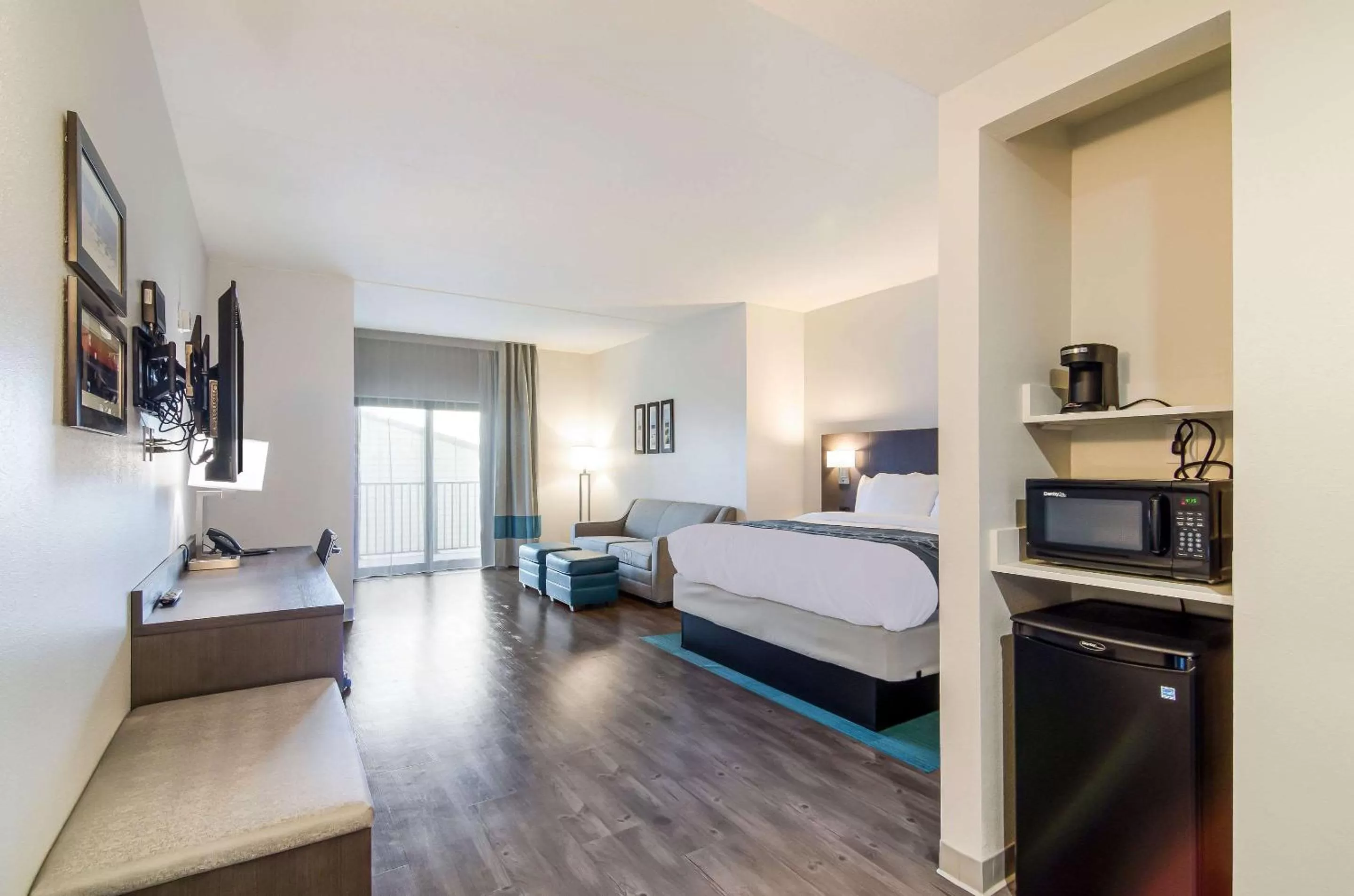 Photo of the whole room, Bed in Comfort Inn & Suites Gulf Shores East Beach near Gulf State Park