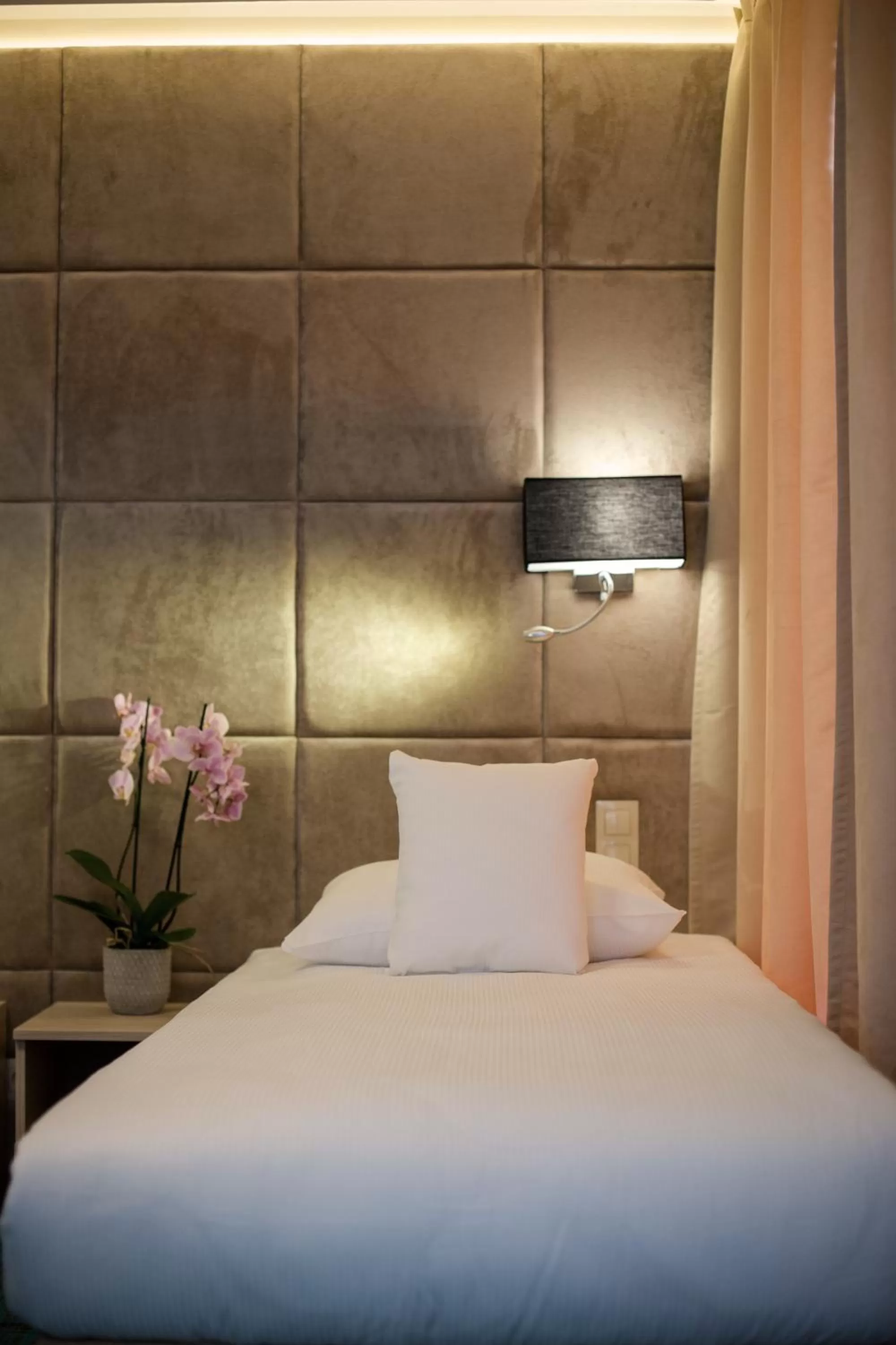 Bedroom, Bed in Citi Hotel's Wrocław