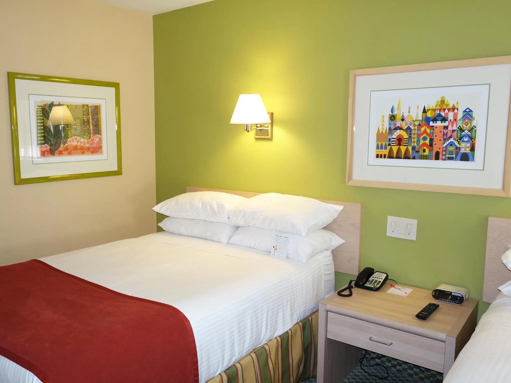 Bedroom, Bed in Howard Johnson by Wyndham Anaheim Hotel & Water Playground
