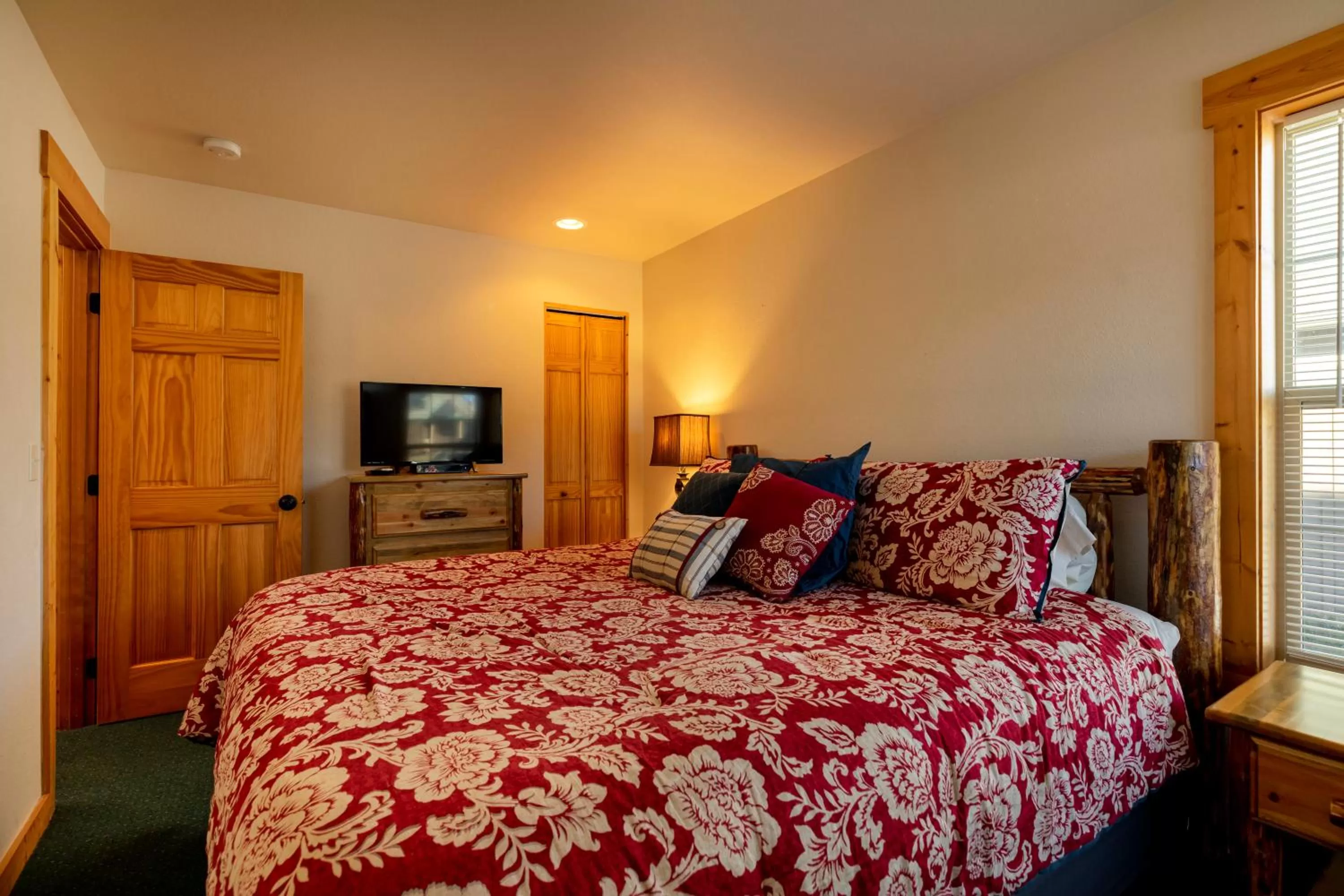 Bed in Running Y Ranch Golf & Spa Resort