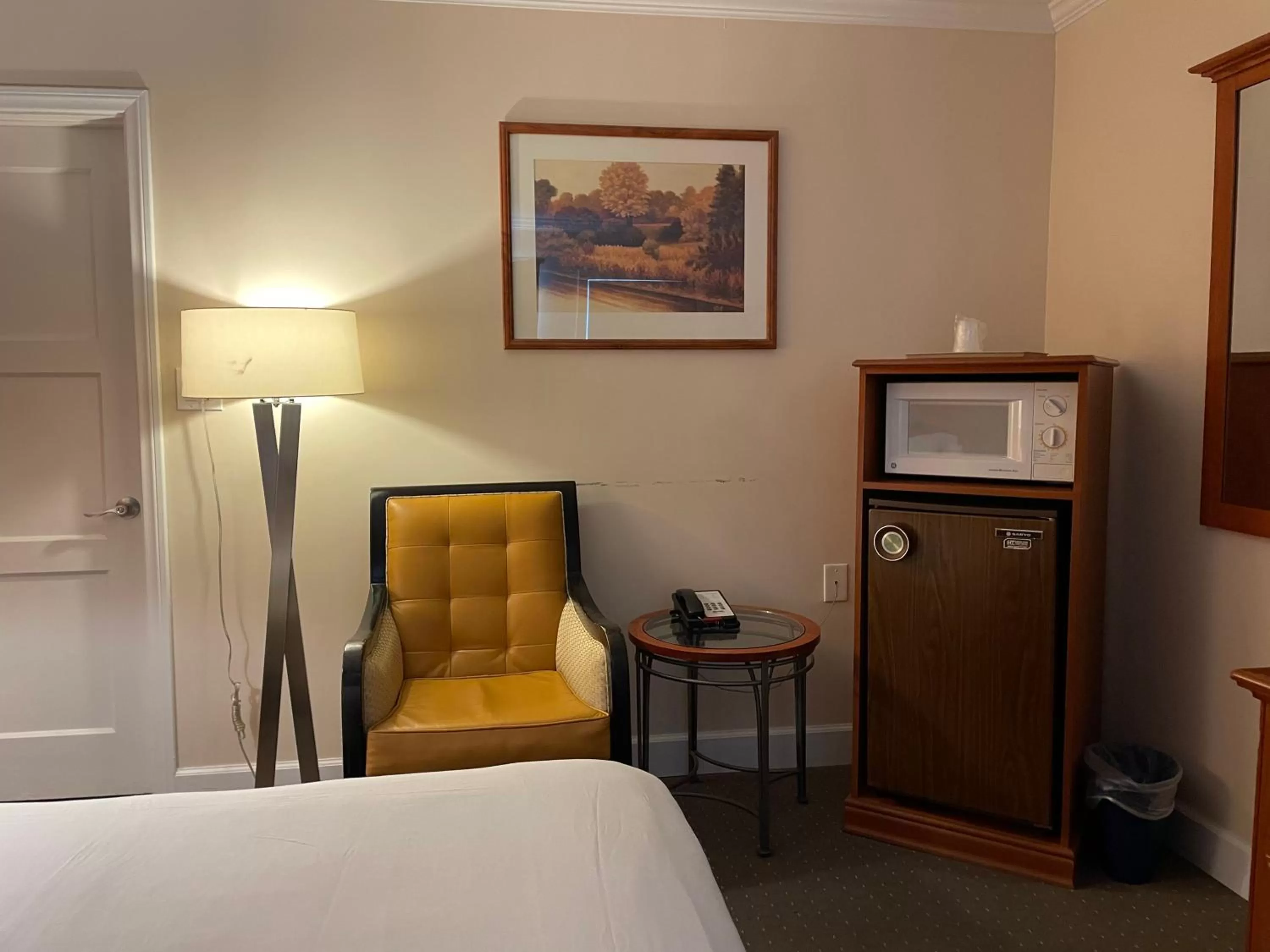 Bedroom, Bed in Howard Johnson by Wyndham Ridgecrest, CA