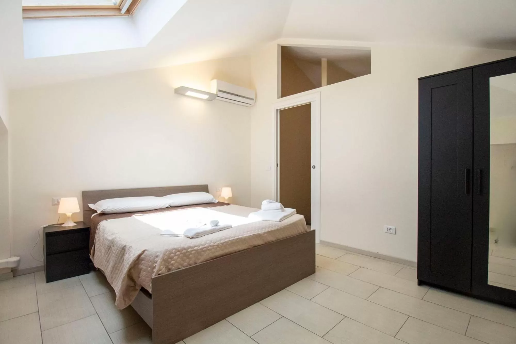 Bed in Royal Playa Suite and Apartament -private parking- self chek out