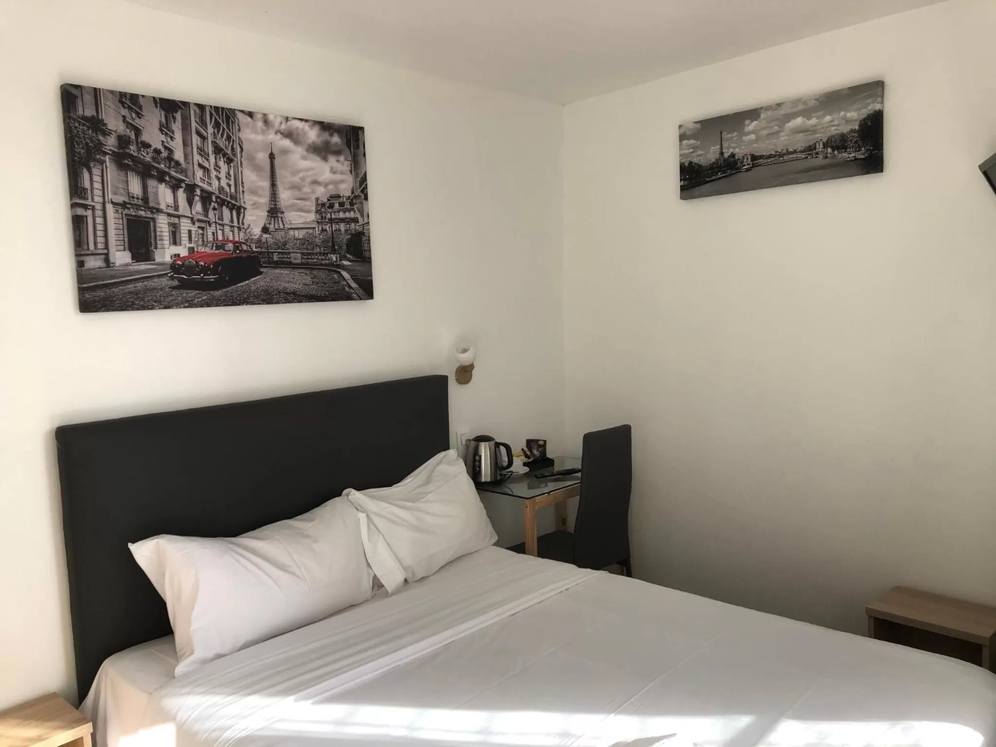 Bed in Hôtel de Bordeaux