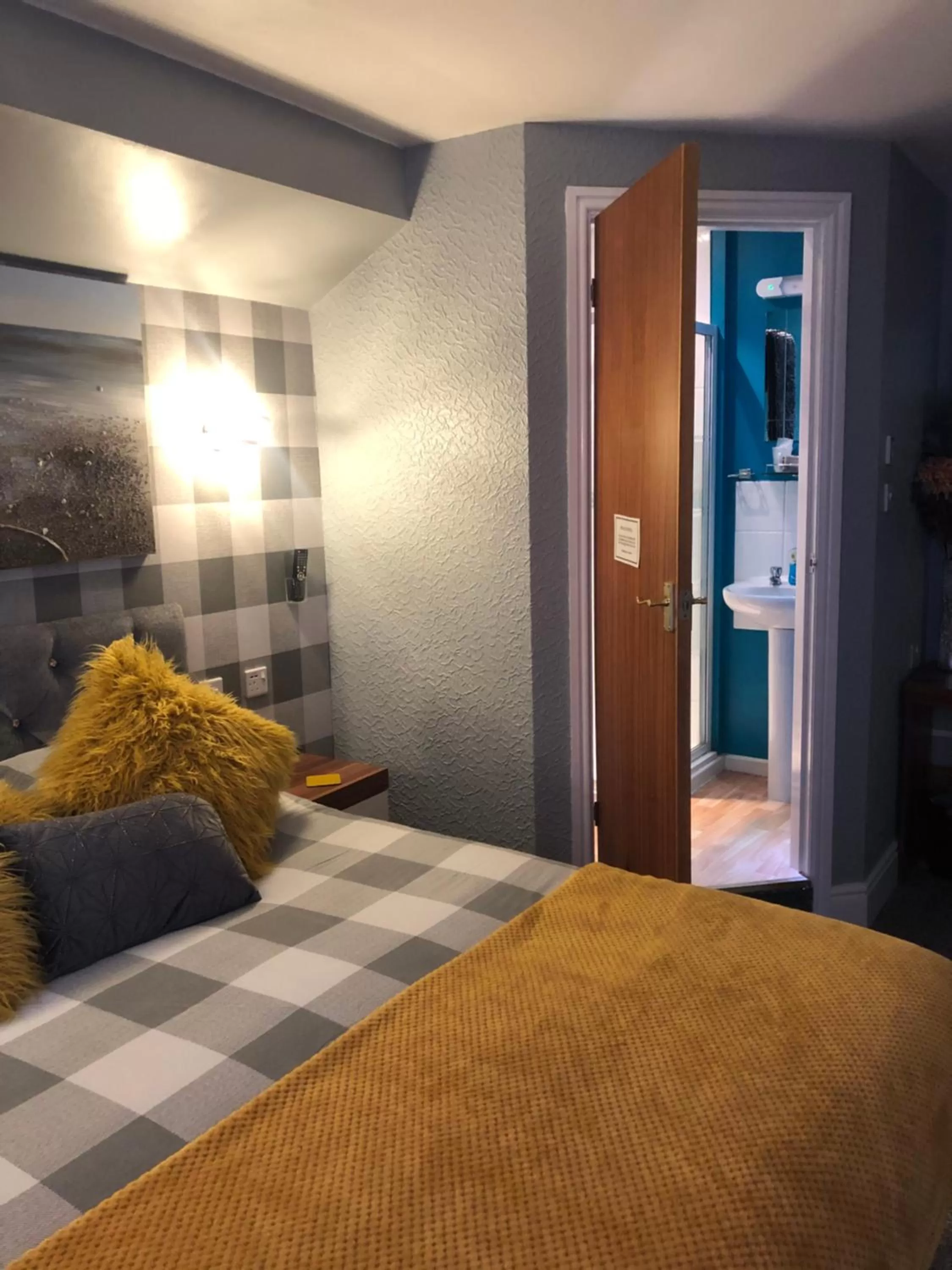 Photo of the whole room, Bed in Springfield Hotel