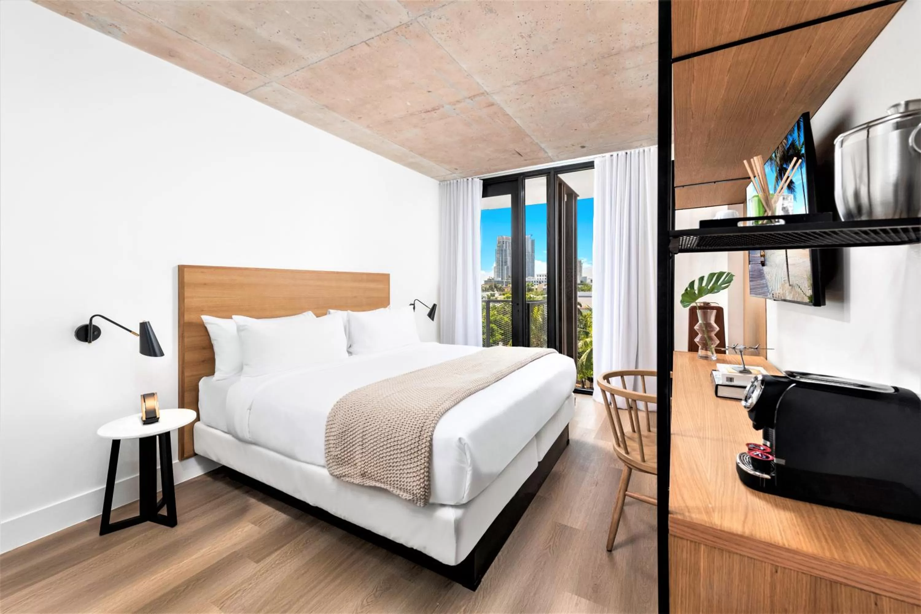 Photo of the whole room in Urbanica Fifth