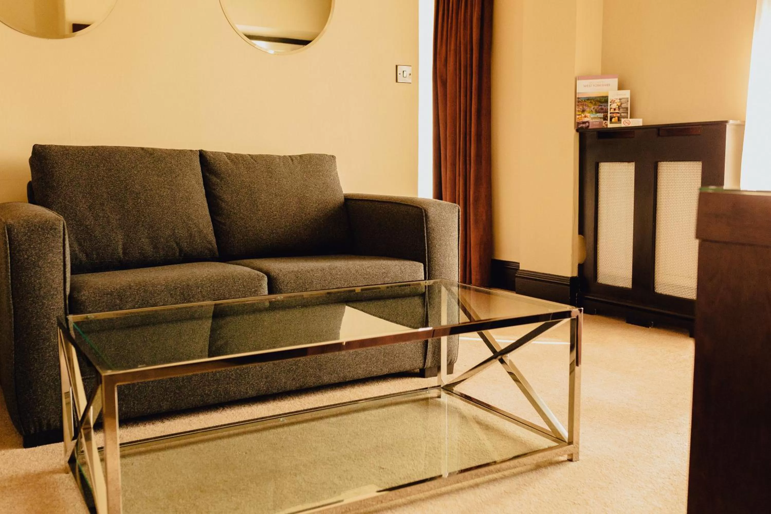 Living room in Great Victoria Hotel