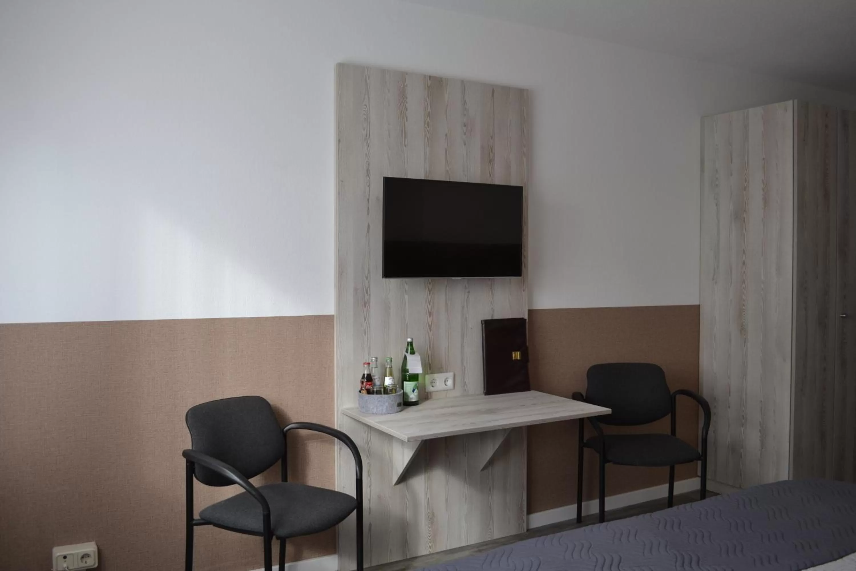 TV and multimedia, TV/Entertainment Center in Hotel-Café-Galerie