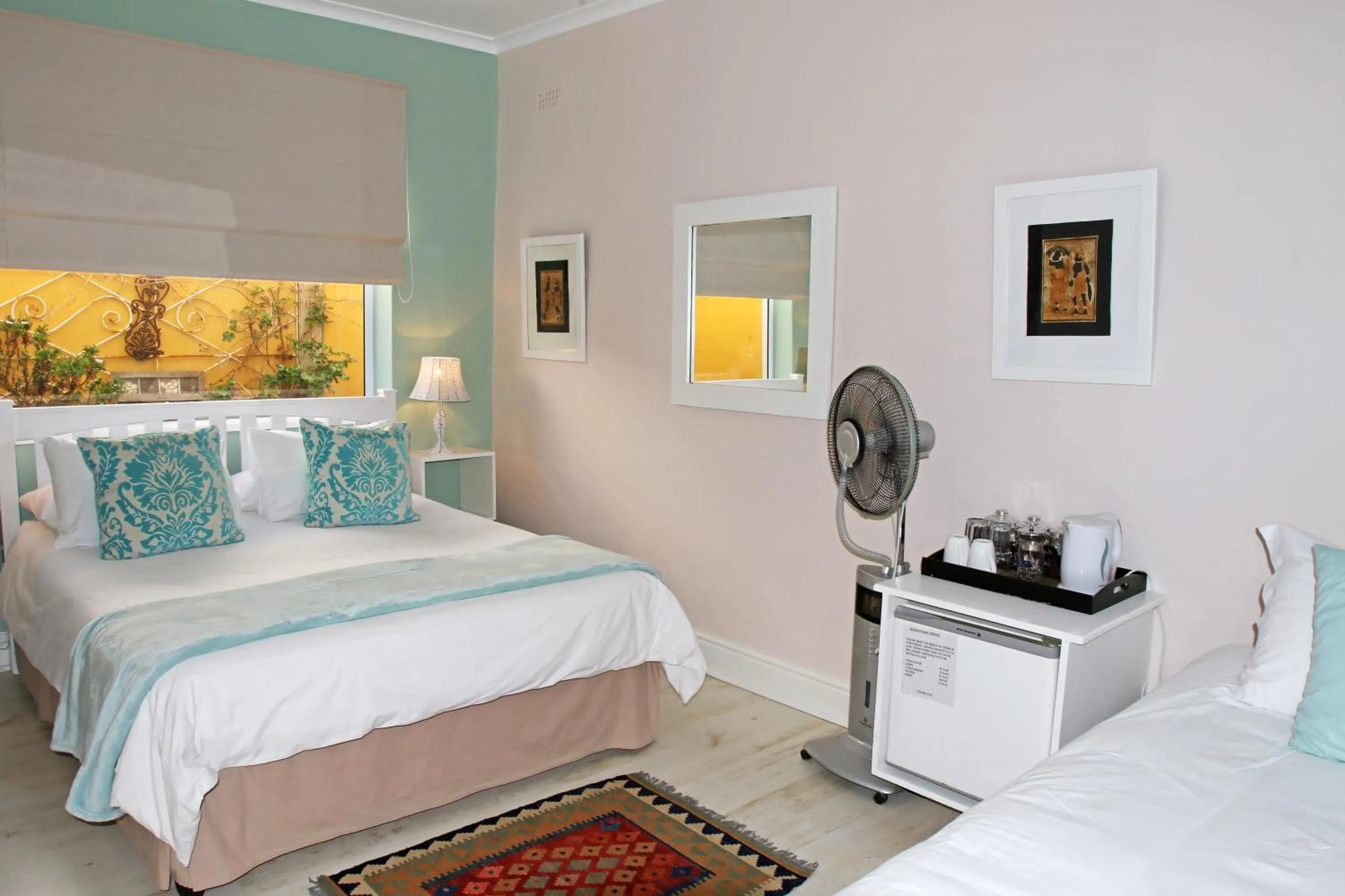 Coffee/tea facilities, Bed in Dolphin Inn Guesthouse