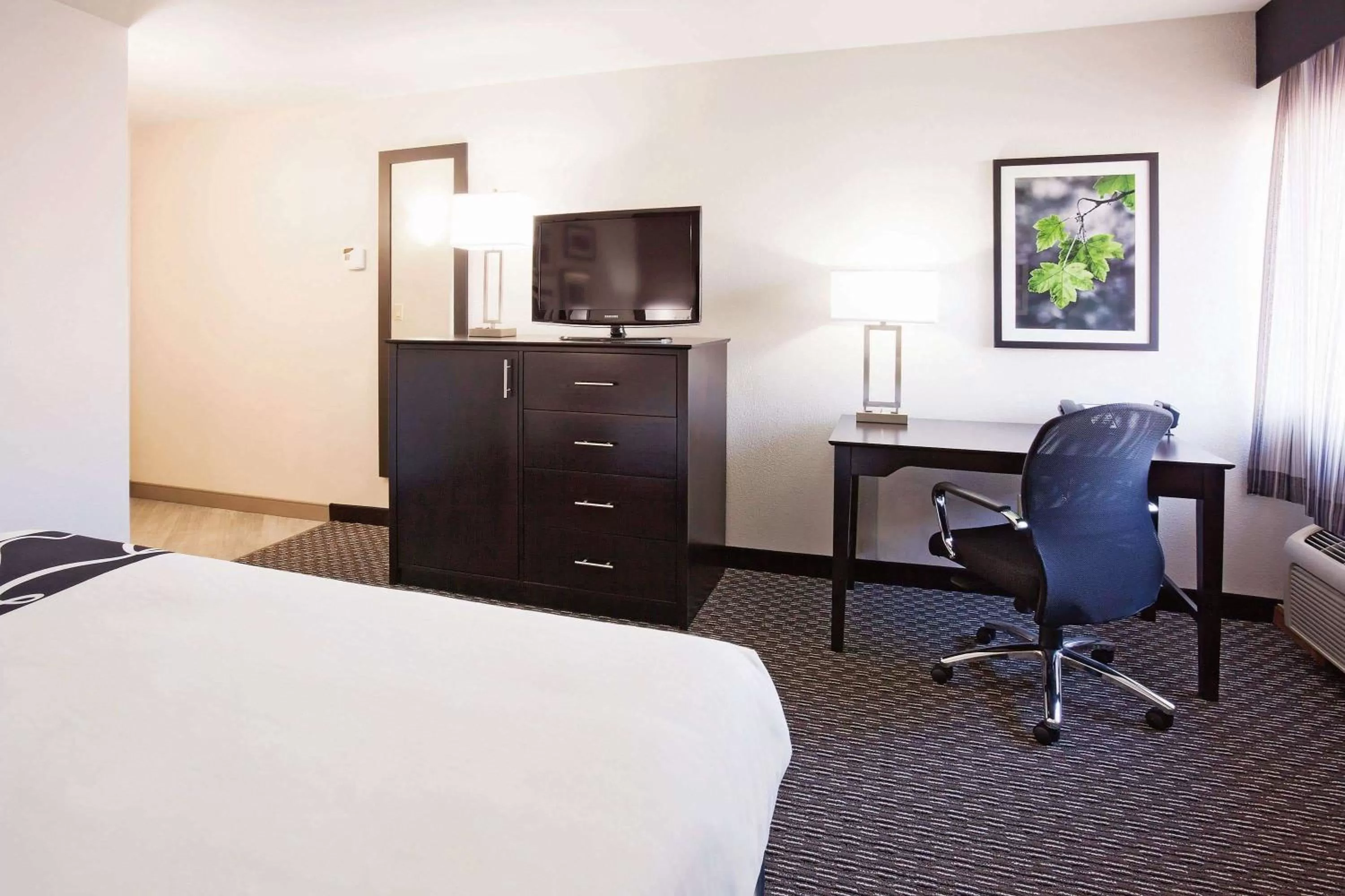 Photo of the whole room, Bed in La Quinta Inn by Wyndham Oshkosh