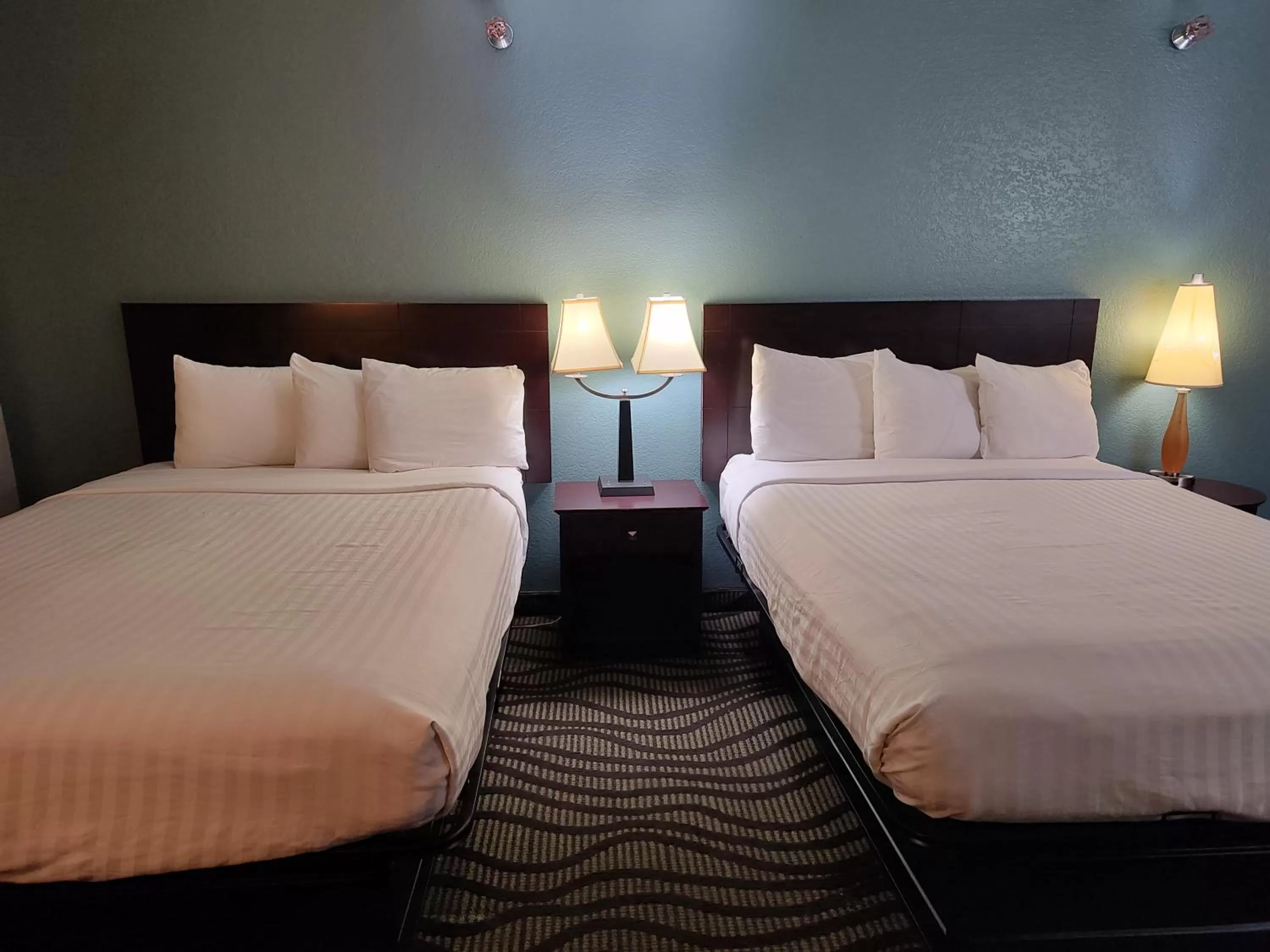 King Suite with Mobility Accessible and Bathtub with Grab Bars, Non-Smoking in Baymont Inn & Suites by Wyndham Lincoln NE