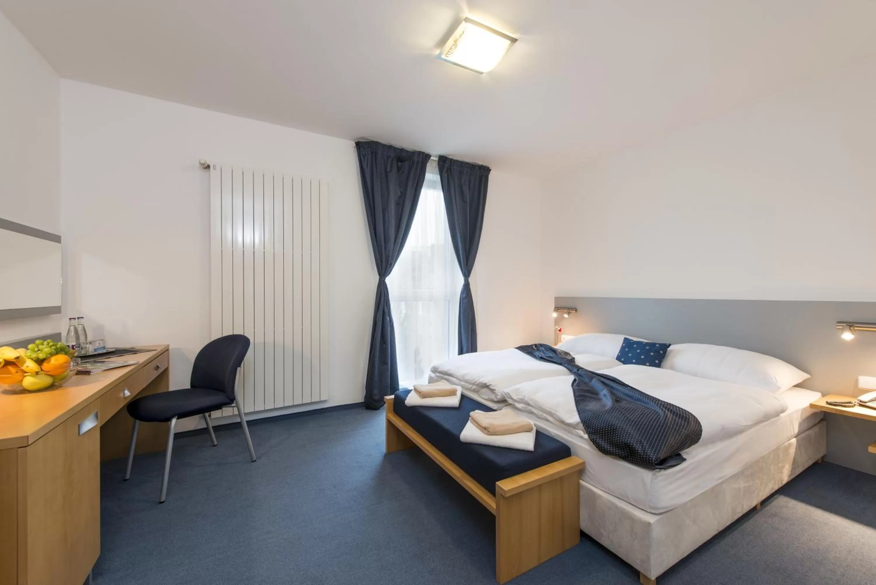 TV and multimedia, Bed in Felicity Garni Hotel