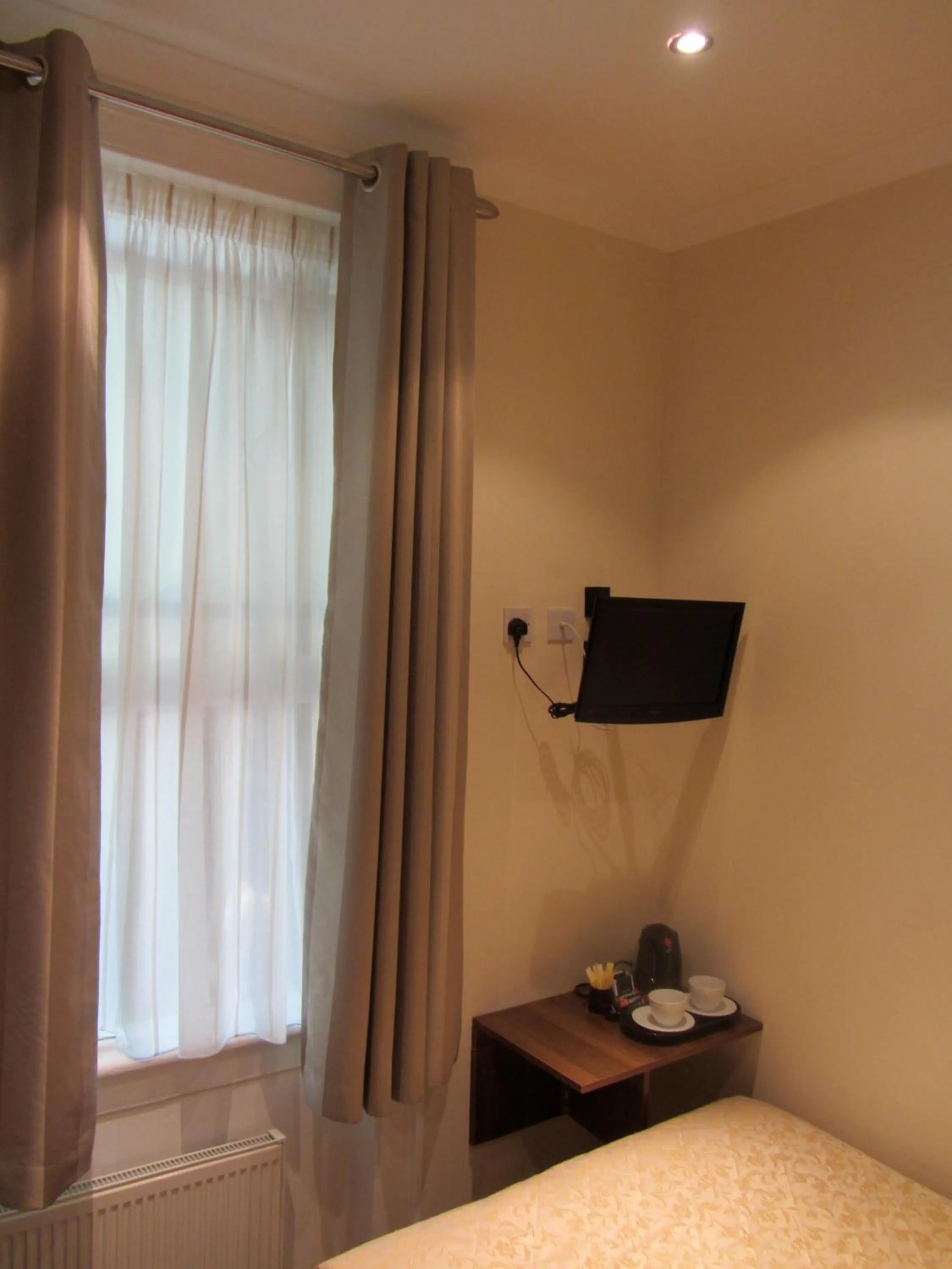 Photo of the whole room, Bed in Goodwood Hotel