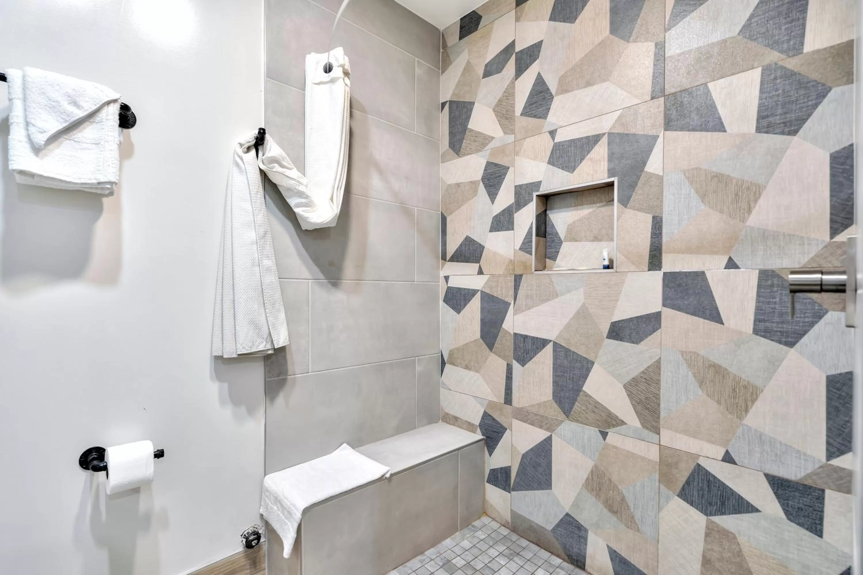 Shower, Bathroom in Royal Hawaiian Inn - Mid City, Los Angeles