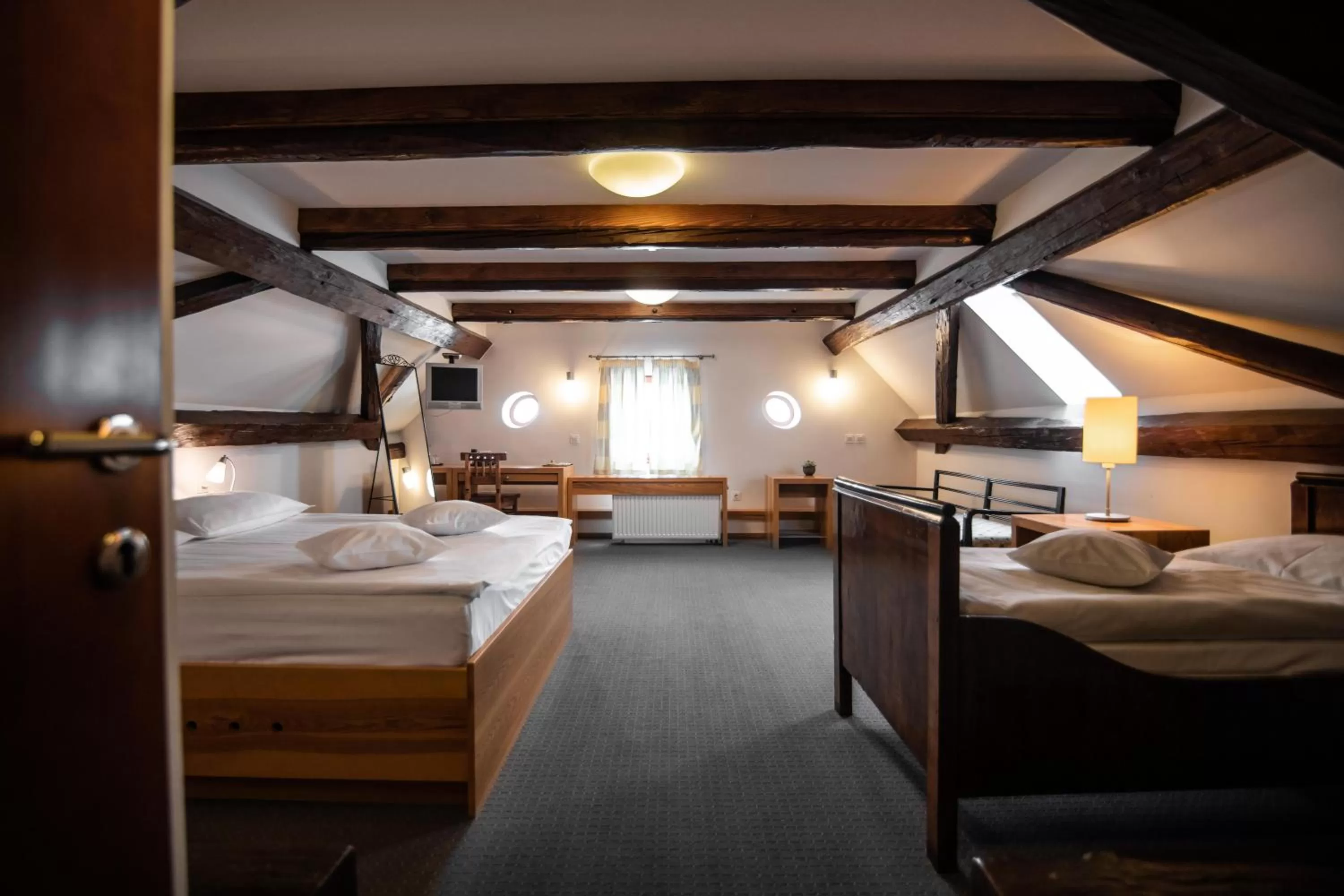 Bed in Hotel Dvor Jezersek Brnik