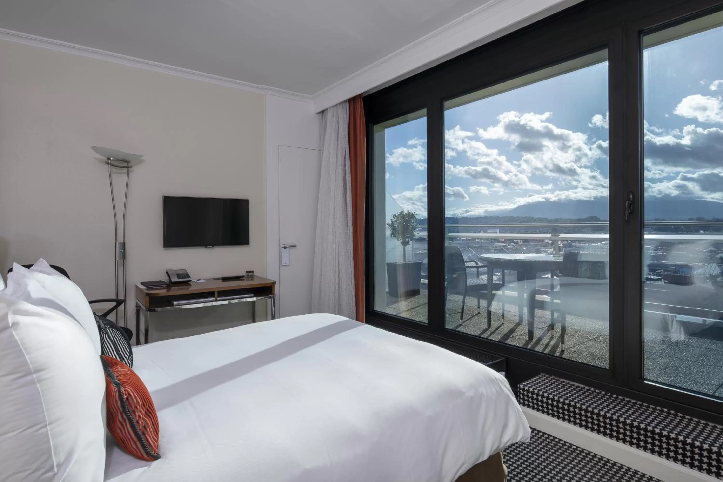 Communal lounge/ TV room, Bed in Warwick Geneva