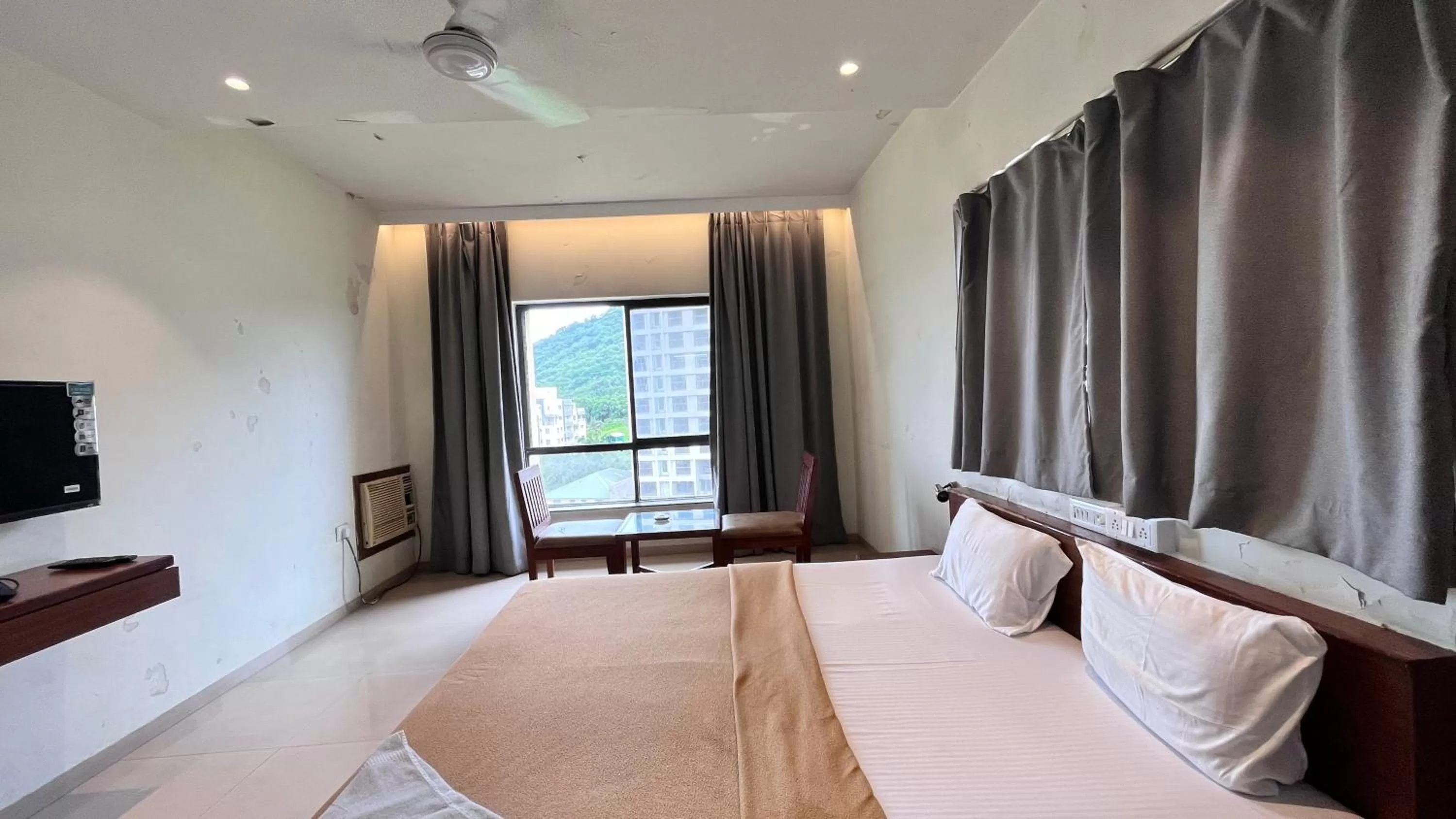 Communal lounge/ TV room, Bed in Hotel Sumanchandra Suites