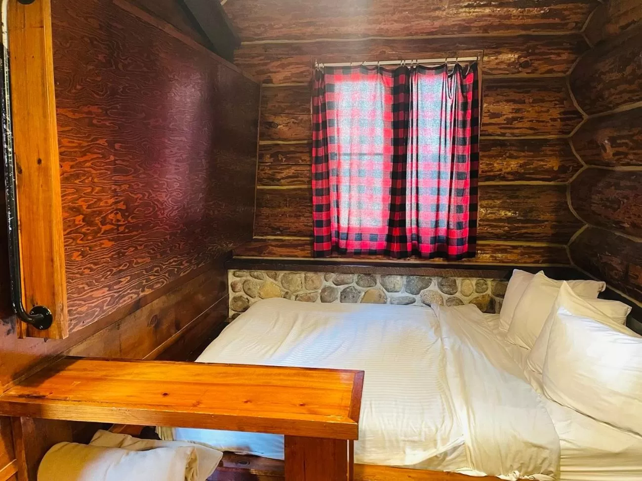 Bed in Drummond Island Resort