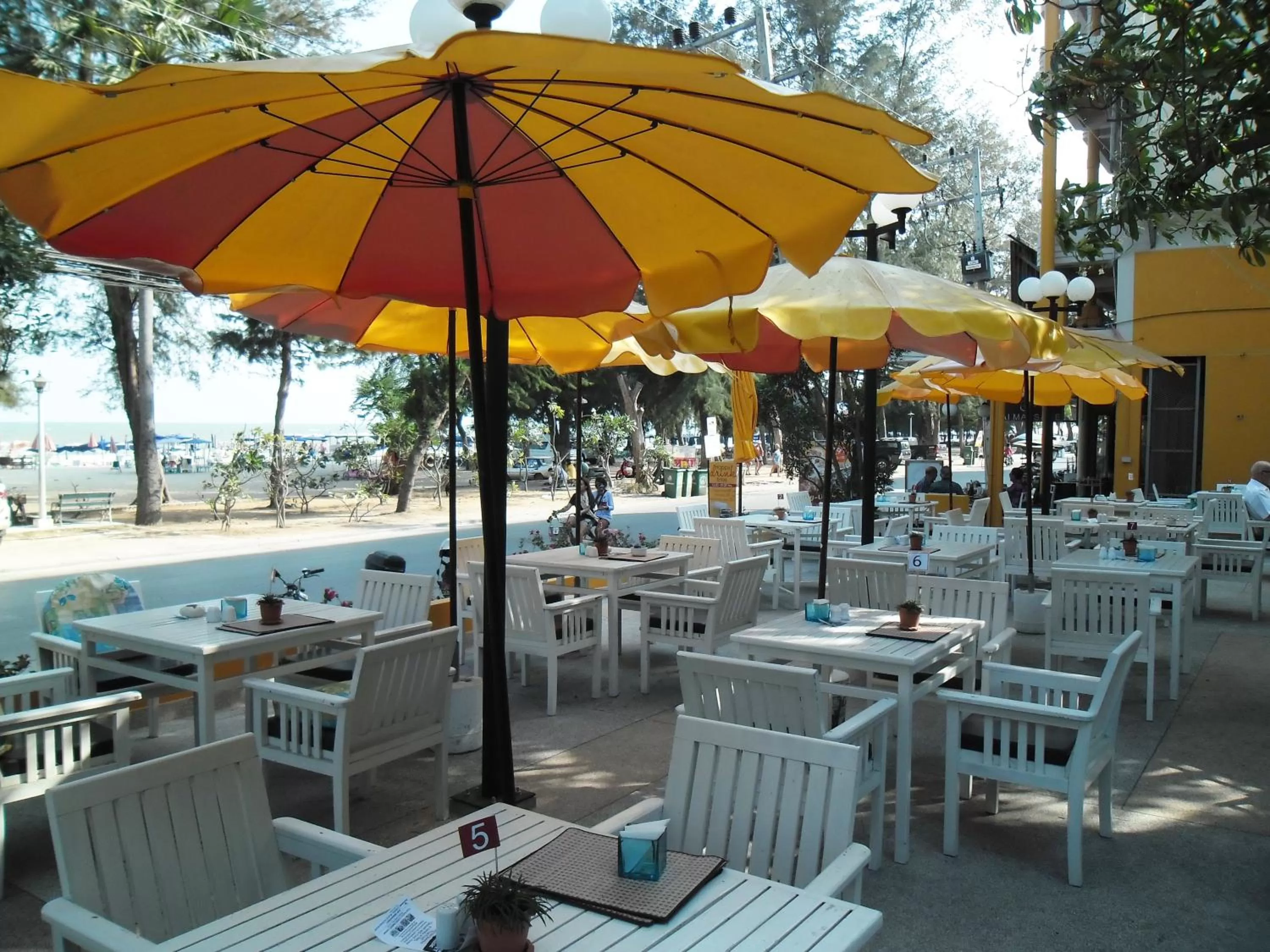 Restaurant/places to eat in Long Beach Cha-Am Hotel