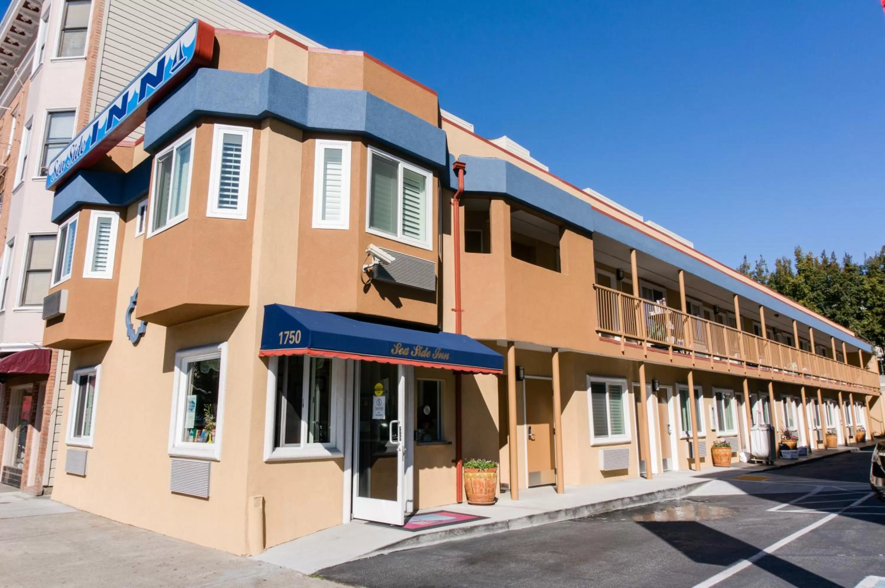 Facade/entrance in Seaside Inn