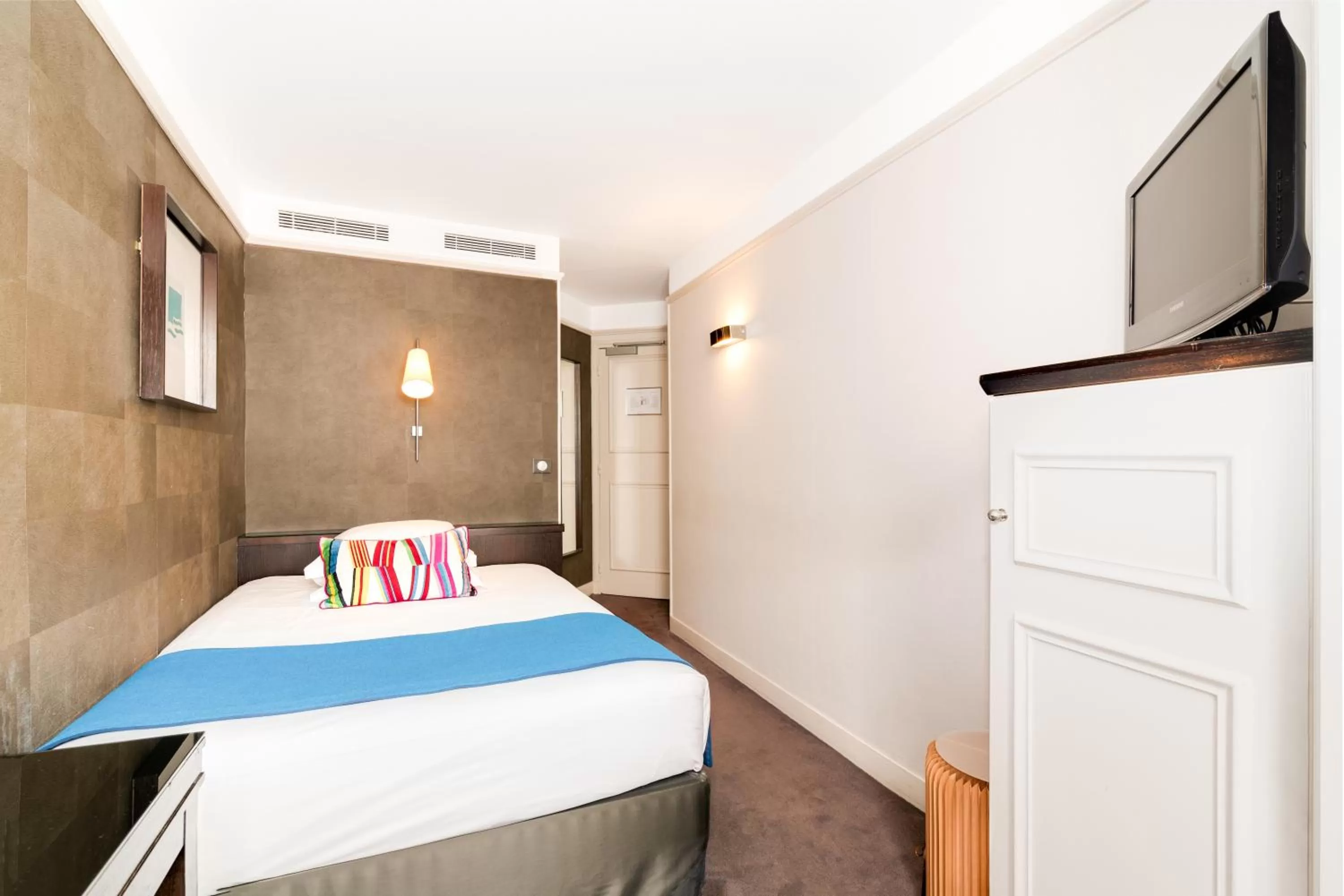 Bedroom, Bed in Hôtel Duo