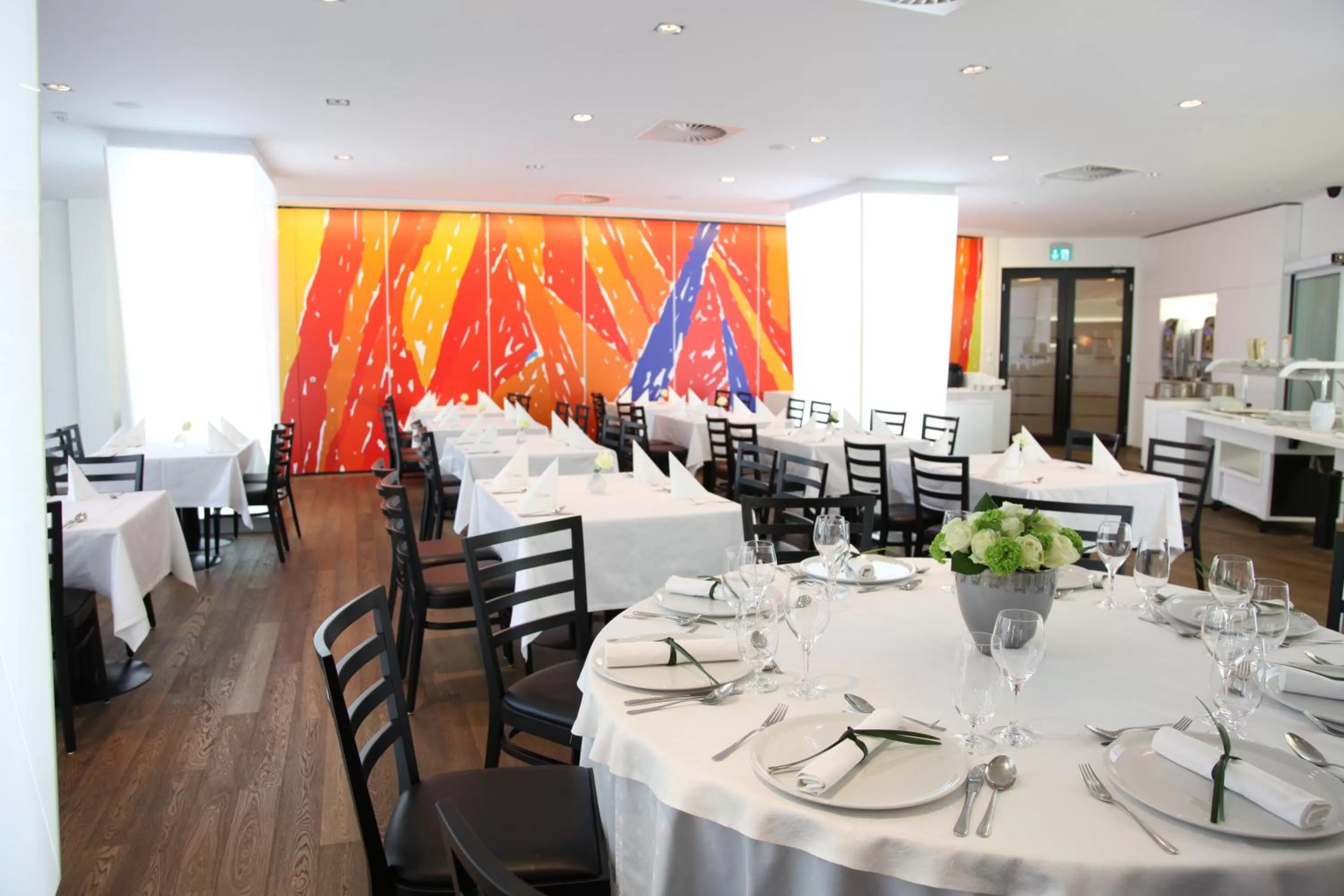 Restaurant/places to eat in M Hotel