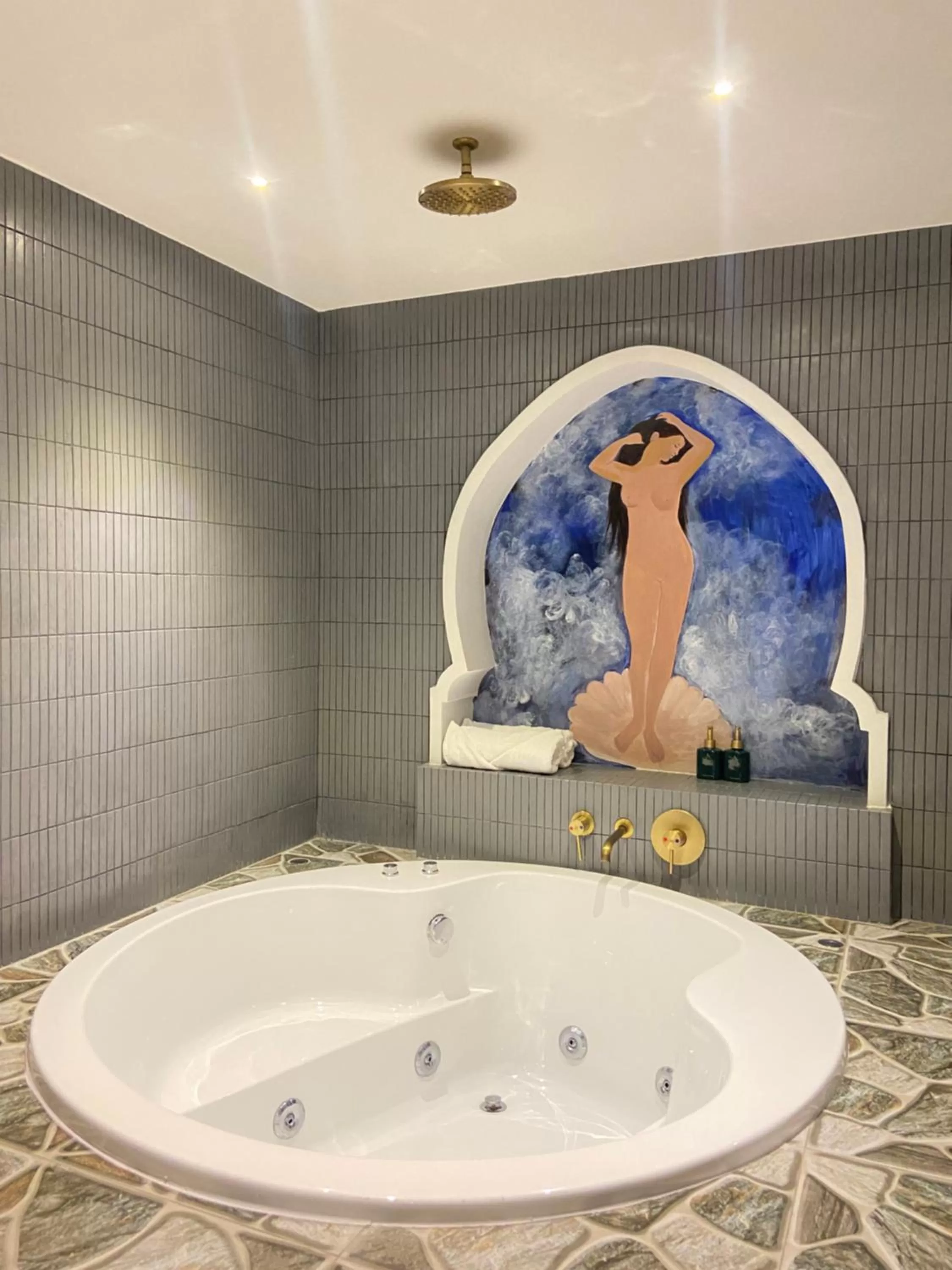 Hot Tub in Dazi Signature