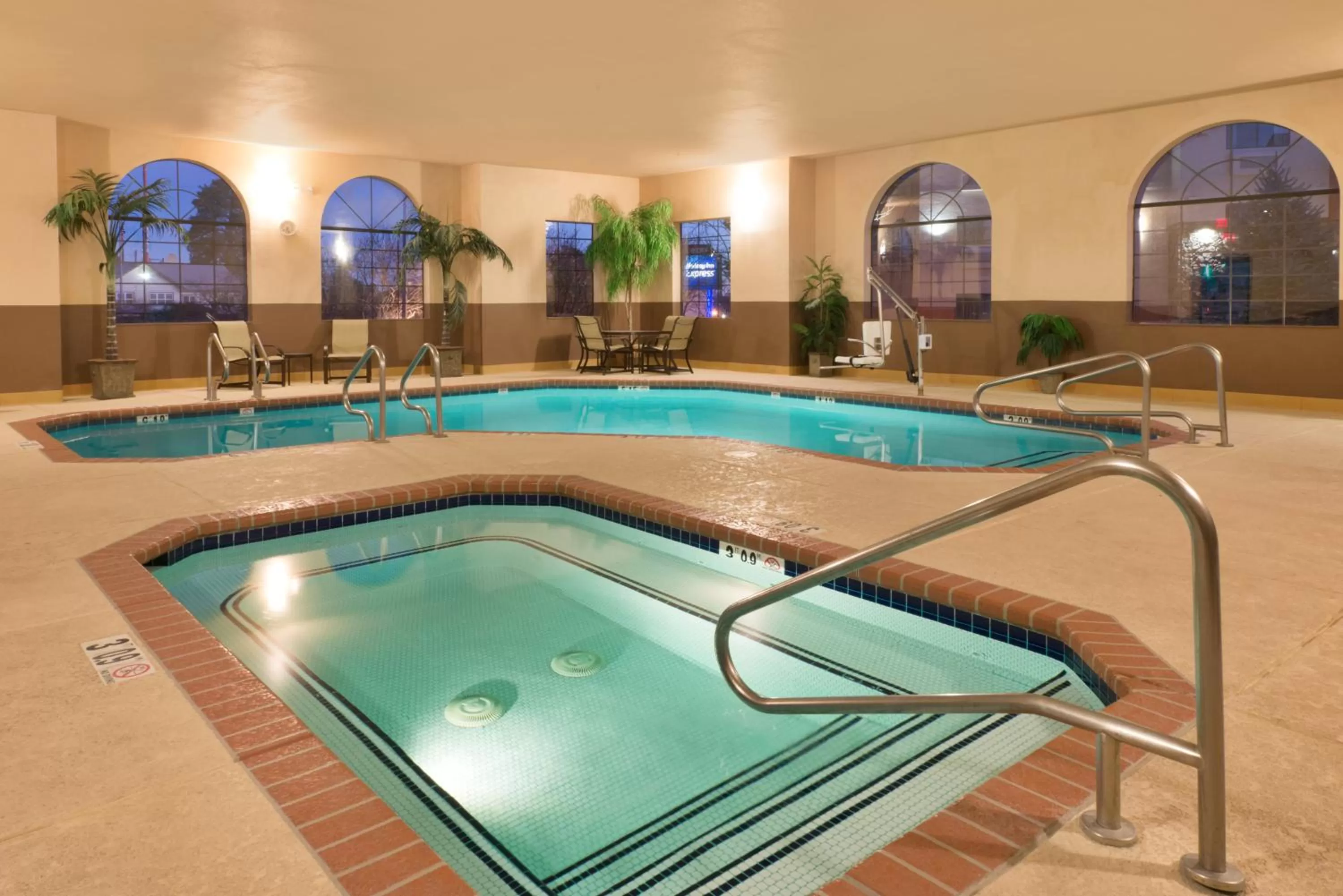 Swimming pool in Holiday Inn Express Show Low by IHG