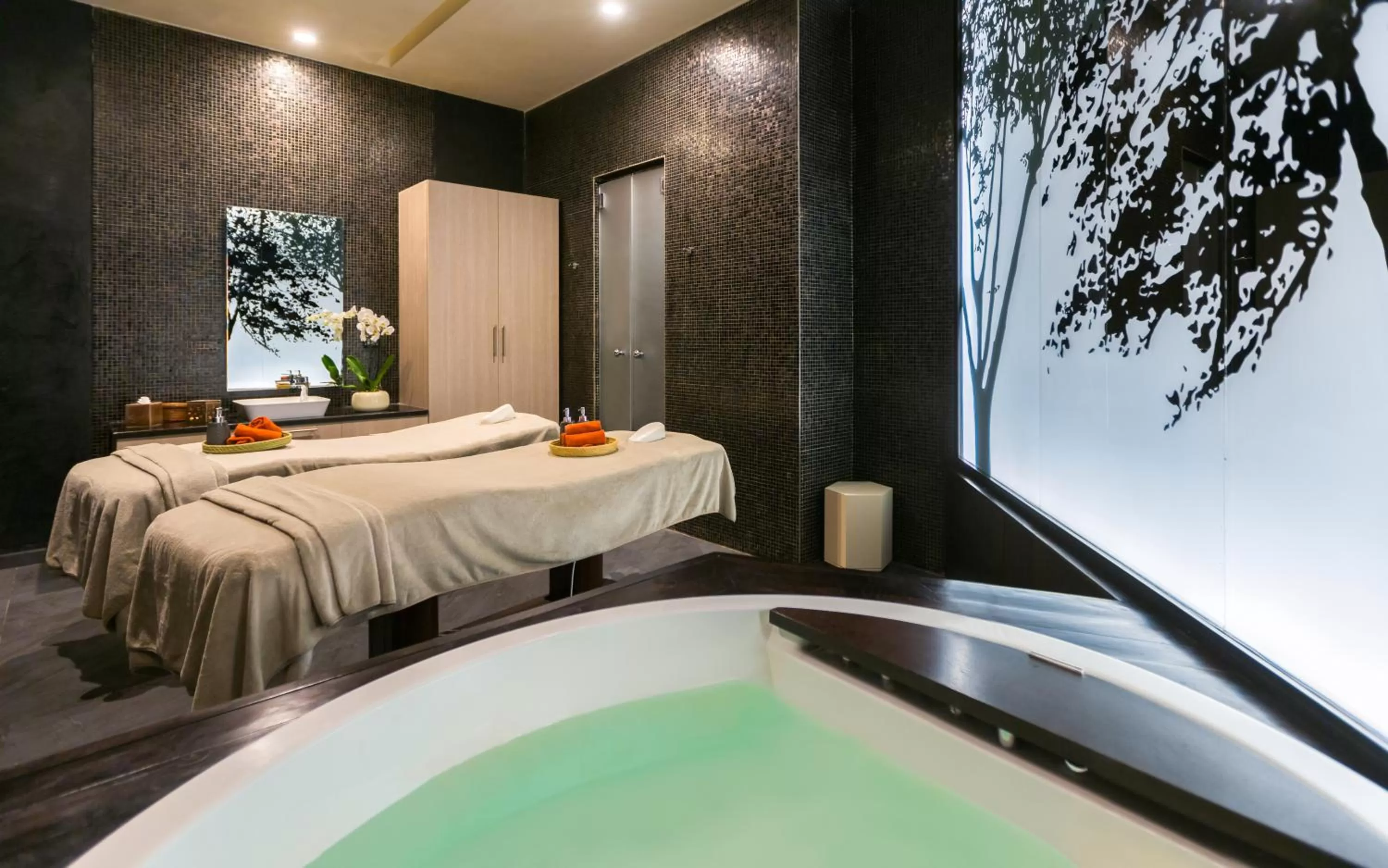 Massage, Bed in Mövenpick Hotel du Lac Tunis