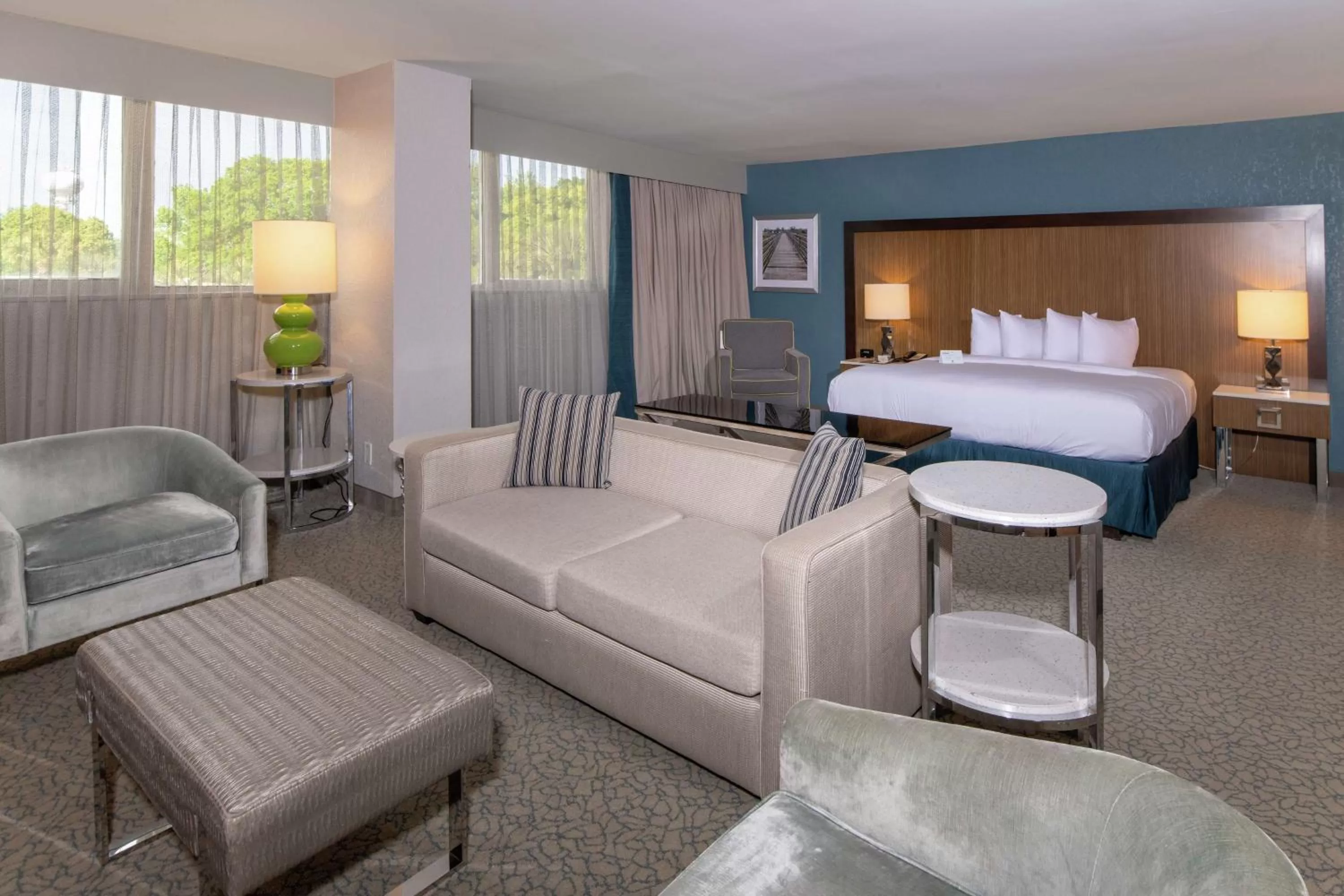 Living room, Bed in DoubleTree by Hilton Hotel Jacksonville Airport