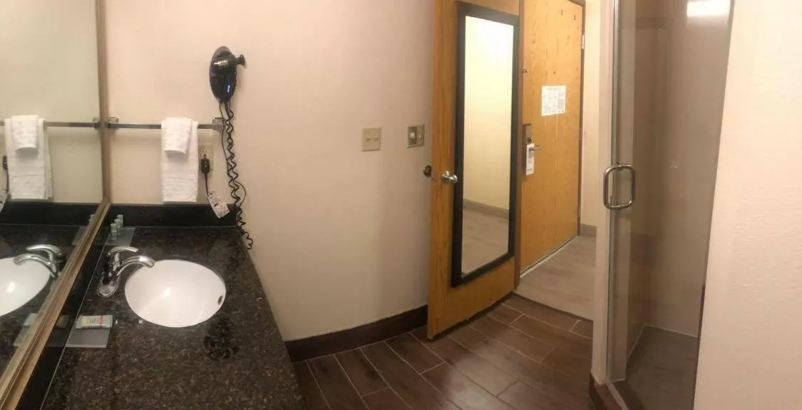 Shower in Best Western Mt. Hood Inn