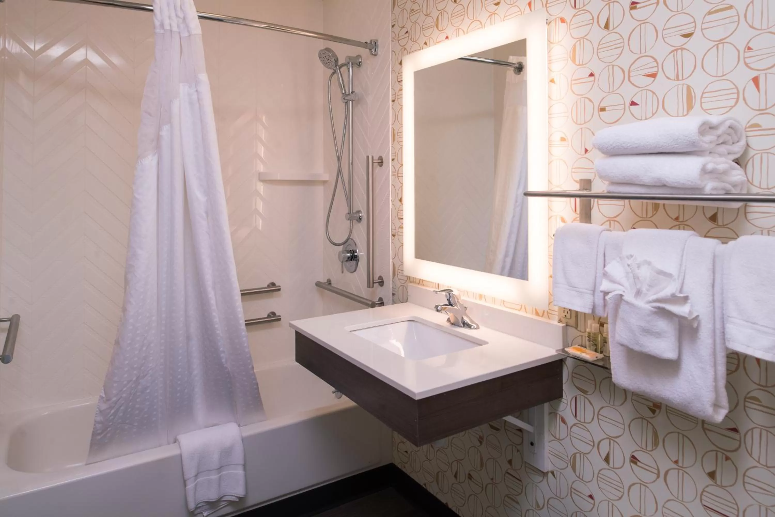 Bathroom, Bed in Holiday Inn Auburn-Finger Lakes Region by IHG