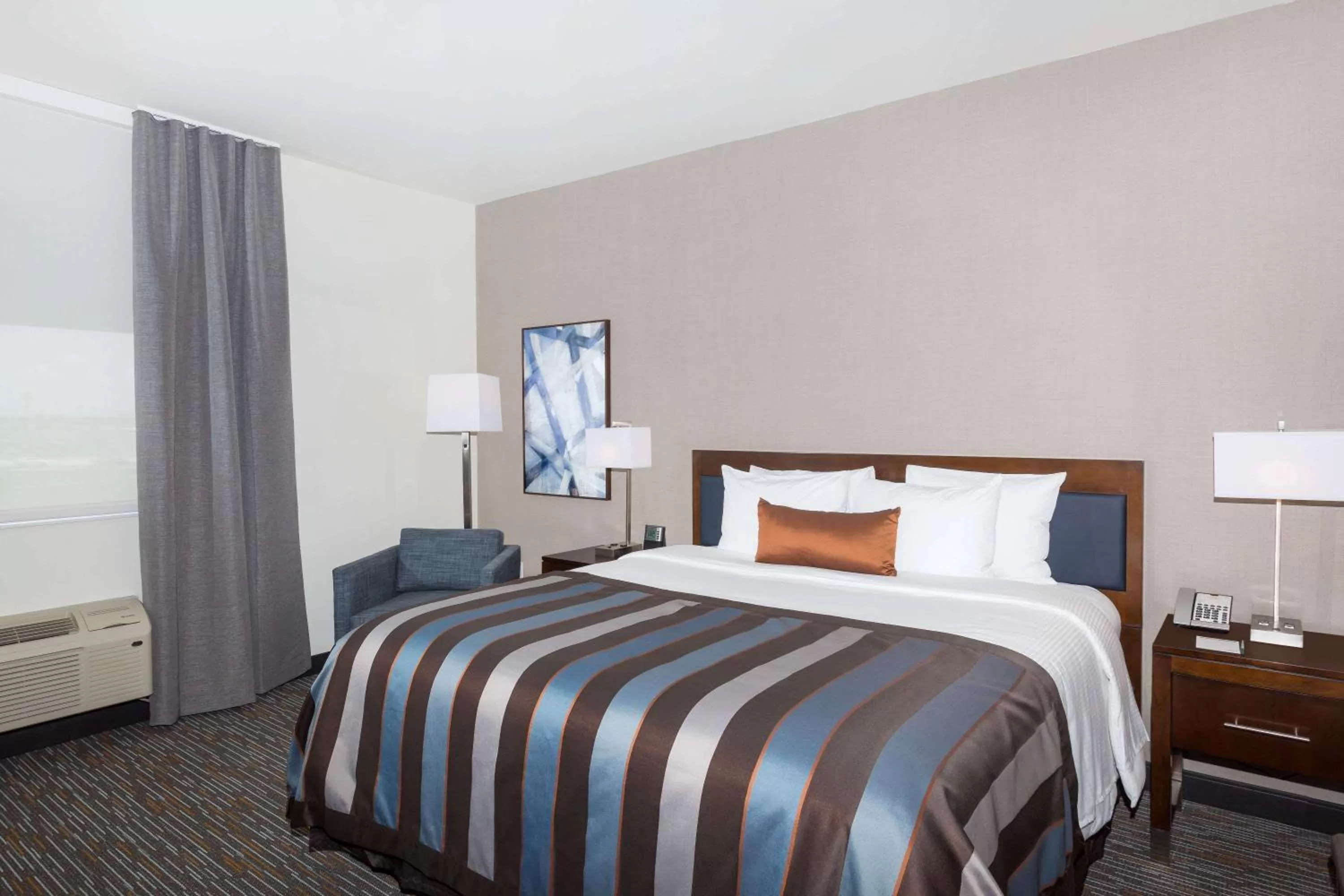Photo of the whole room, Bed in Wingate by Wyndham Miami Airport