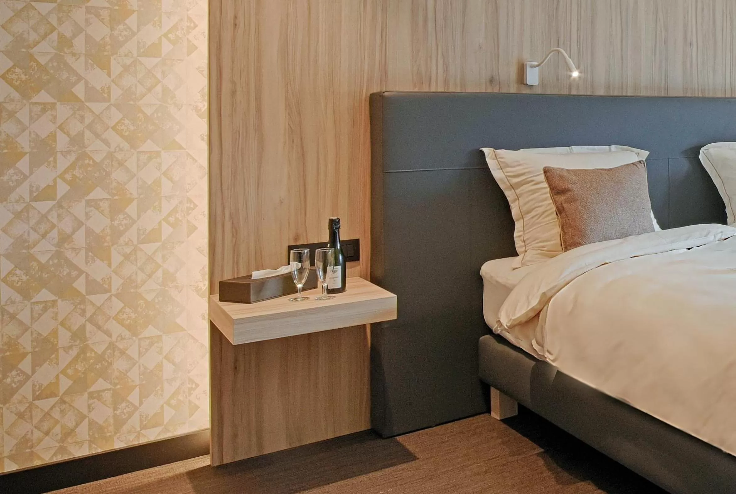 Decorative detail, Bed in twee broeders