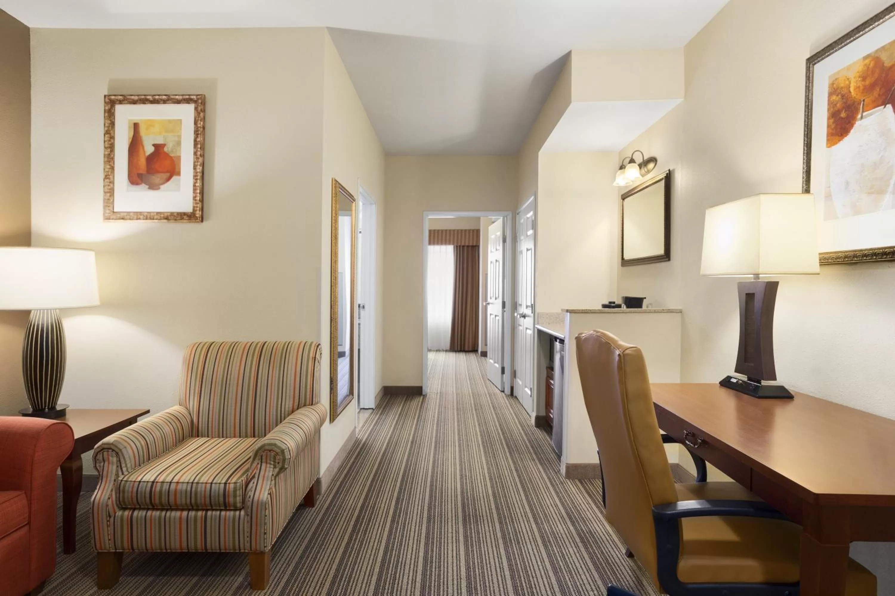 One-Bedroom King Suite with Sofa Bed in Country Inn & Suites by Radisson, Columbia, MO