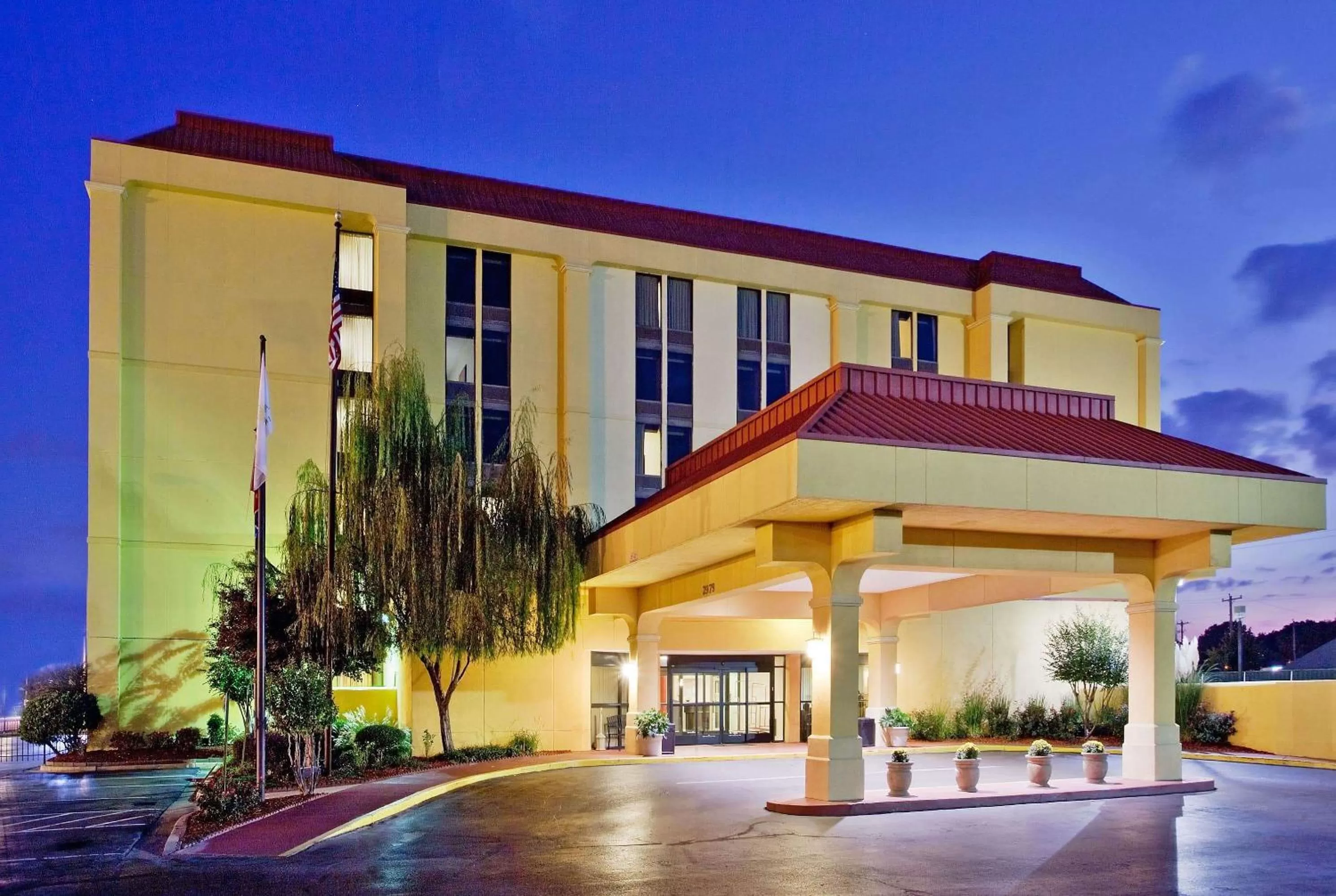 Property building in La Quinta by Wyndham Memphis Airport Graceland