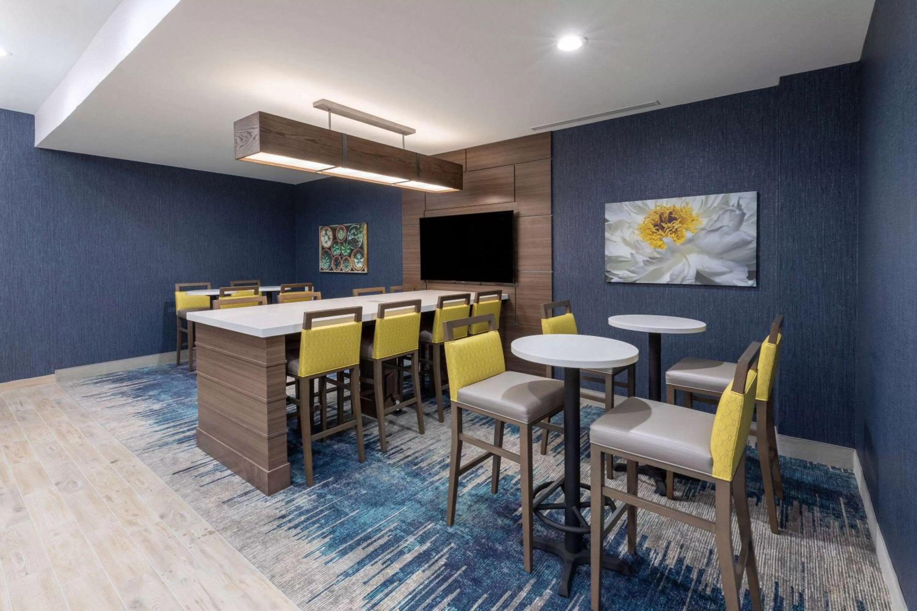 Lounge or bar in La Quinta Inn & Suites by Wyndham Round Rock near Kalahari