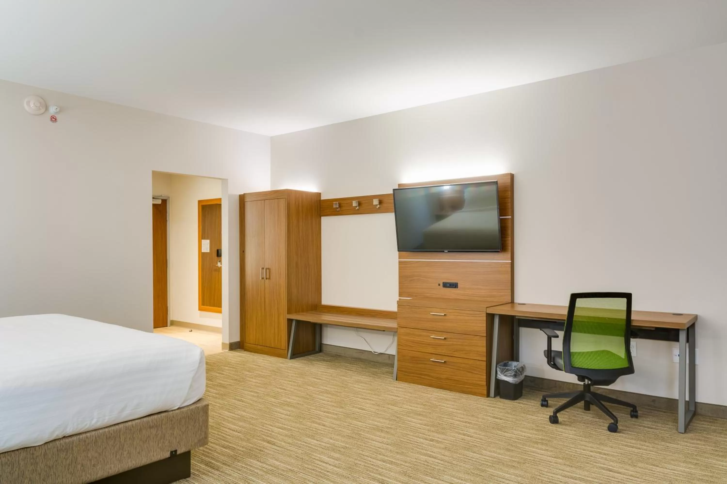 Photo of the whole room, Bed in Holiday Inn Express & Suites Russellville by IHG