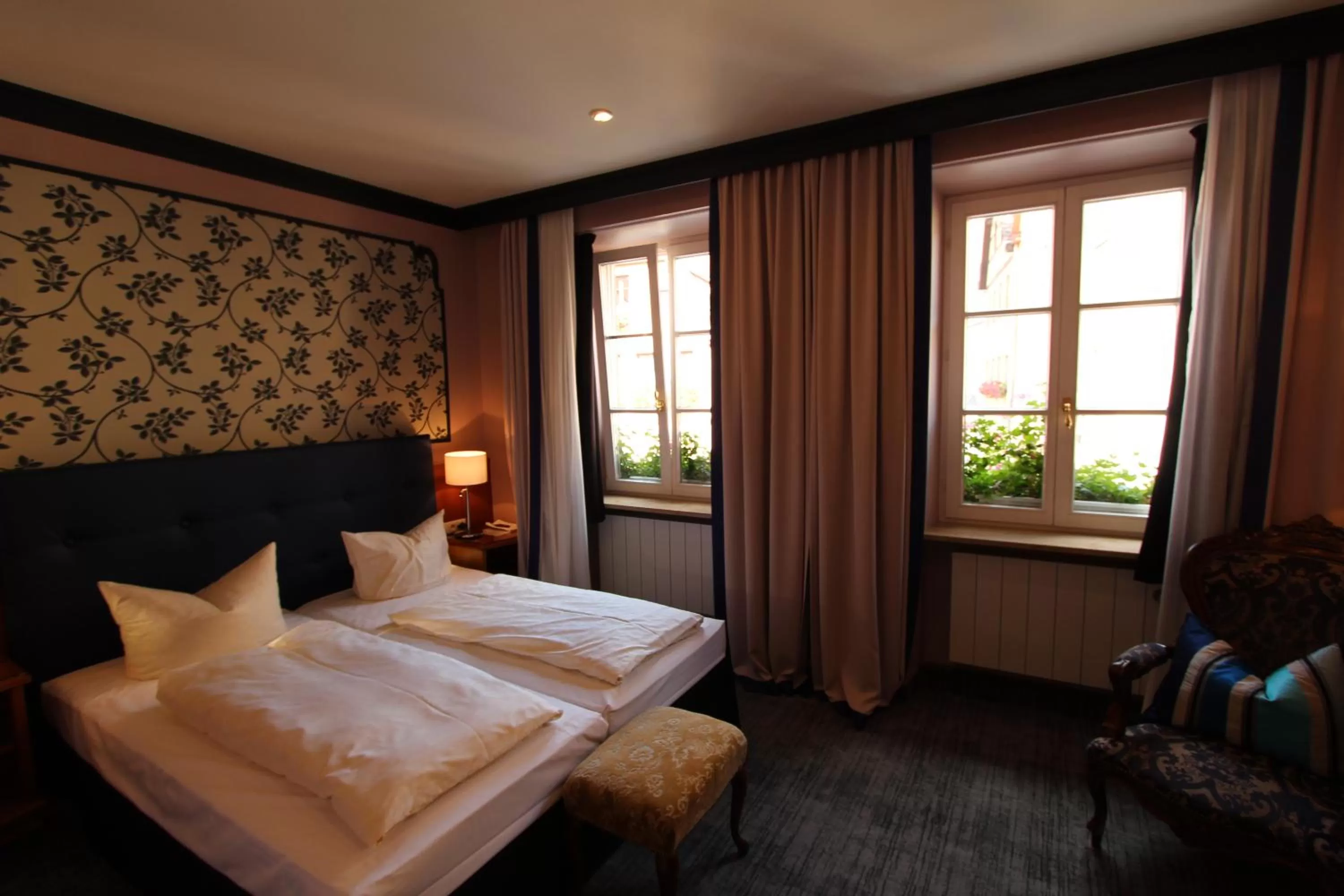 Bed in Historik Hotel Goldener Hirsch Rothenburg