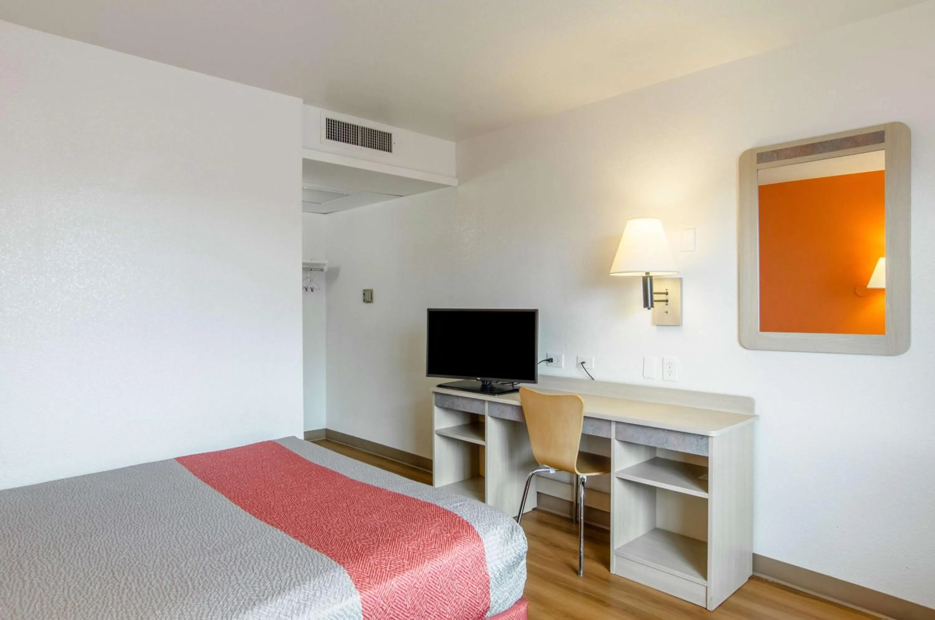 Deluxe Queen Room in Motel 6-Rock Springs, WY