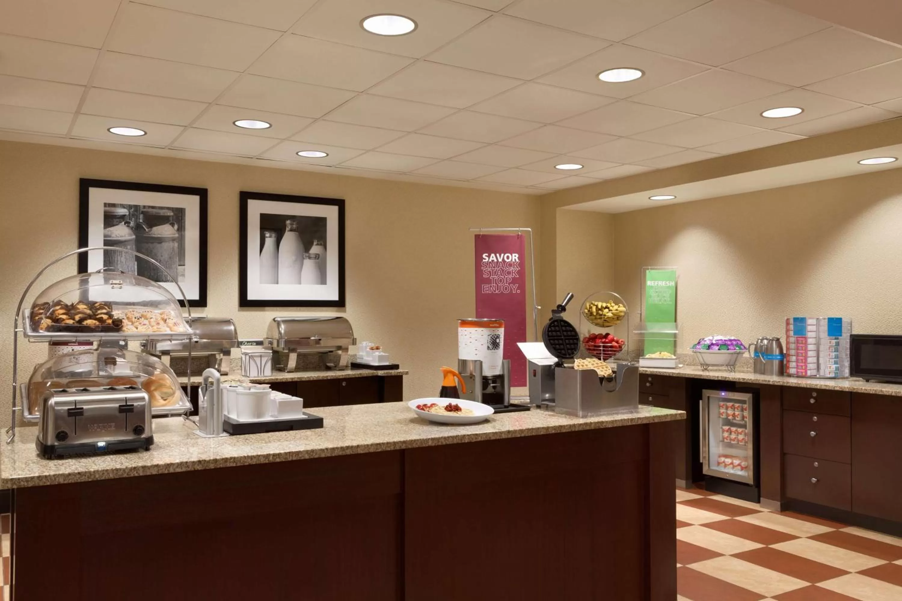 Dining area in Hampton Inn & Suites East Hartford