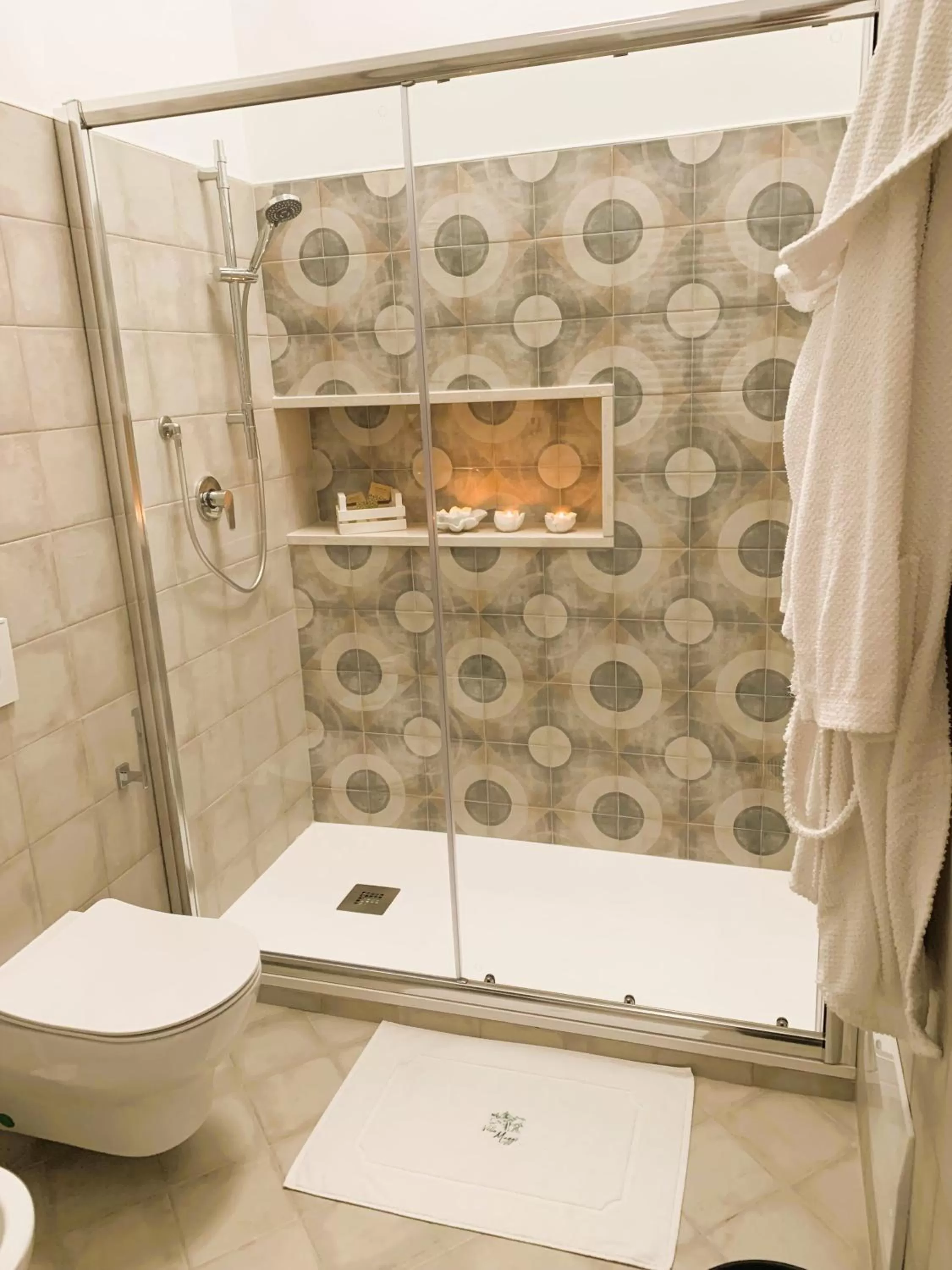 Shower in B&B Villa Maggi